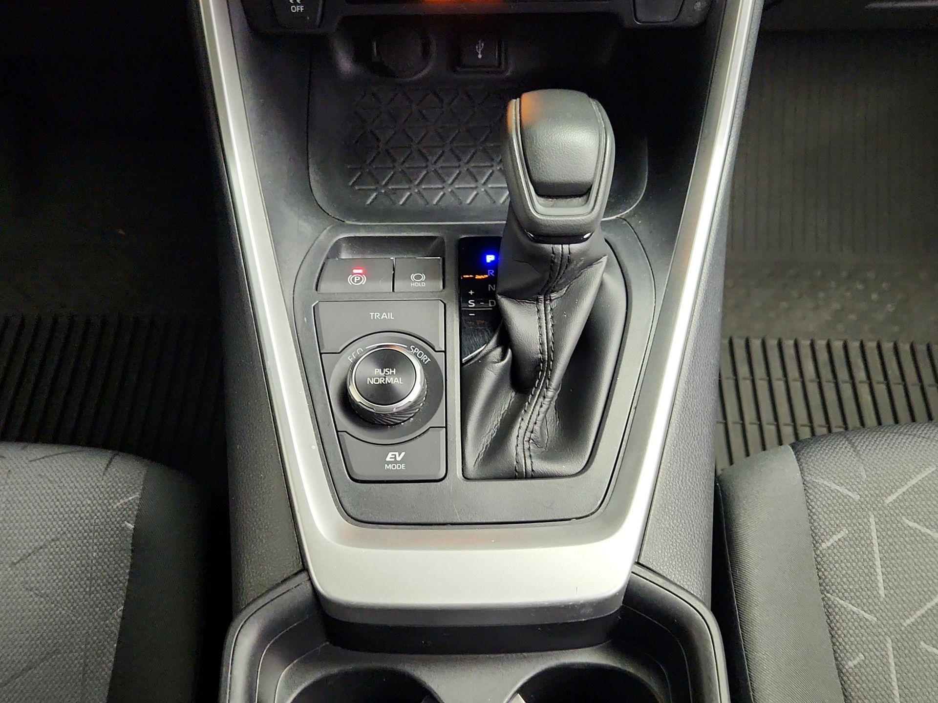 Thumbnail: 2021 Toyota RAV4 - 17