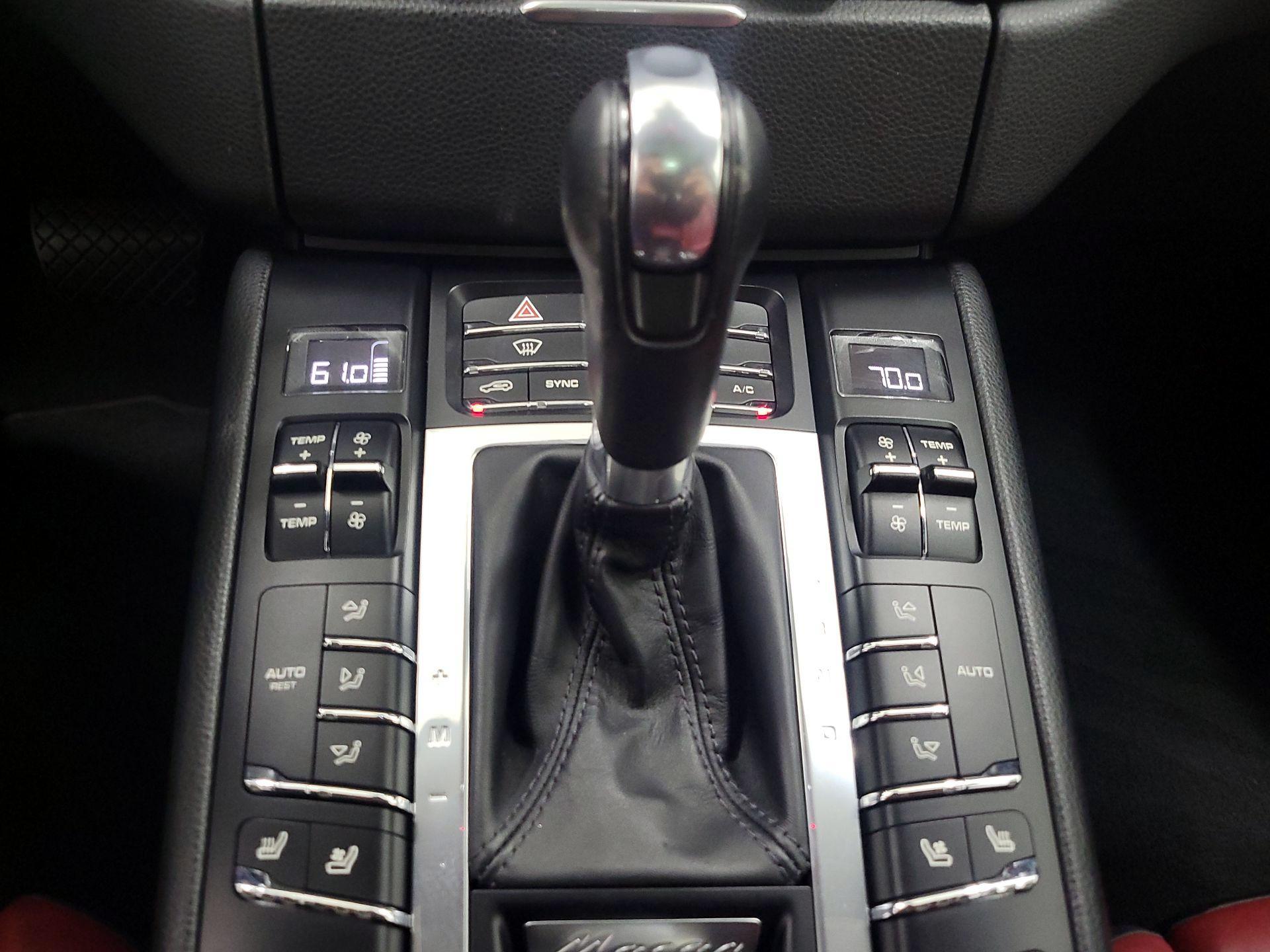 Thumbnail: 2017 Porsche Macan - 17