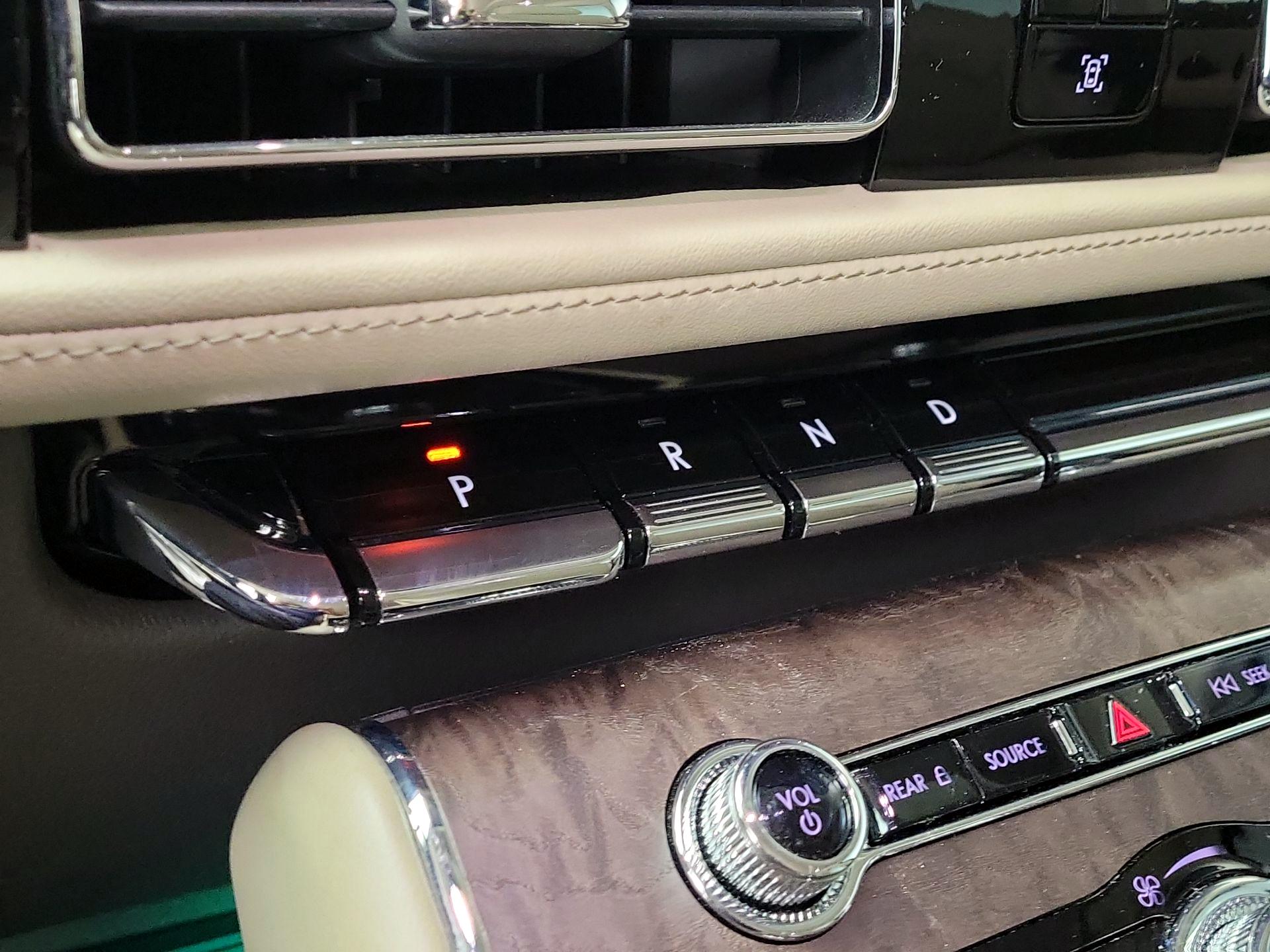 Thumbnail: 2022 Lincoln Aviator - 17