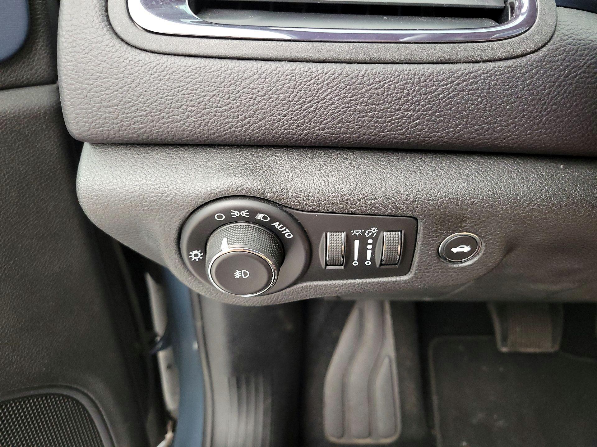 Thumbnail: 2015 Chrysler 200 - 13
