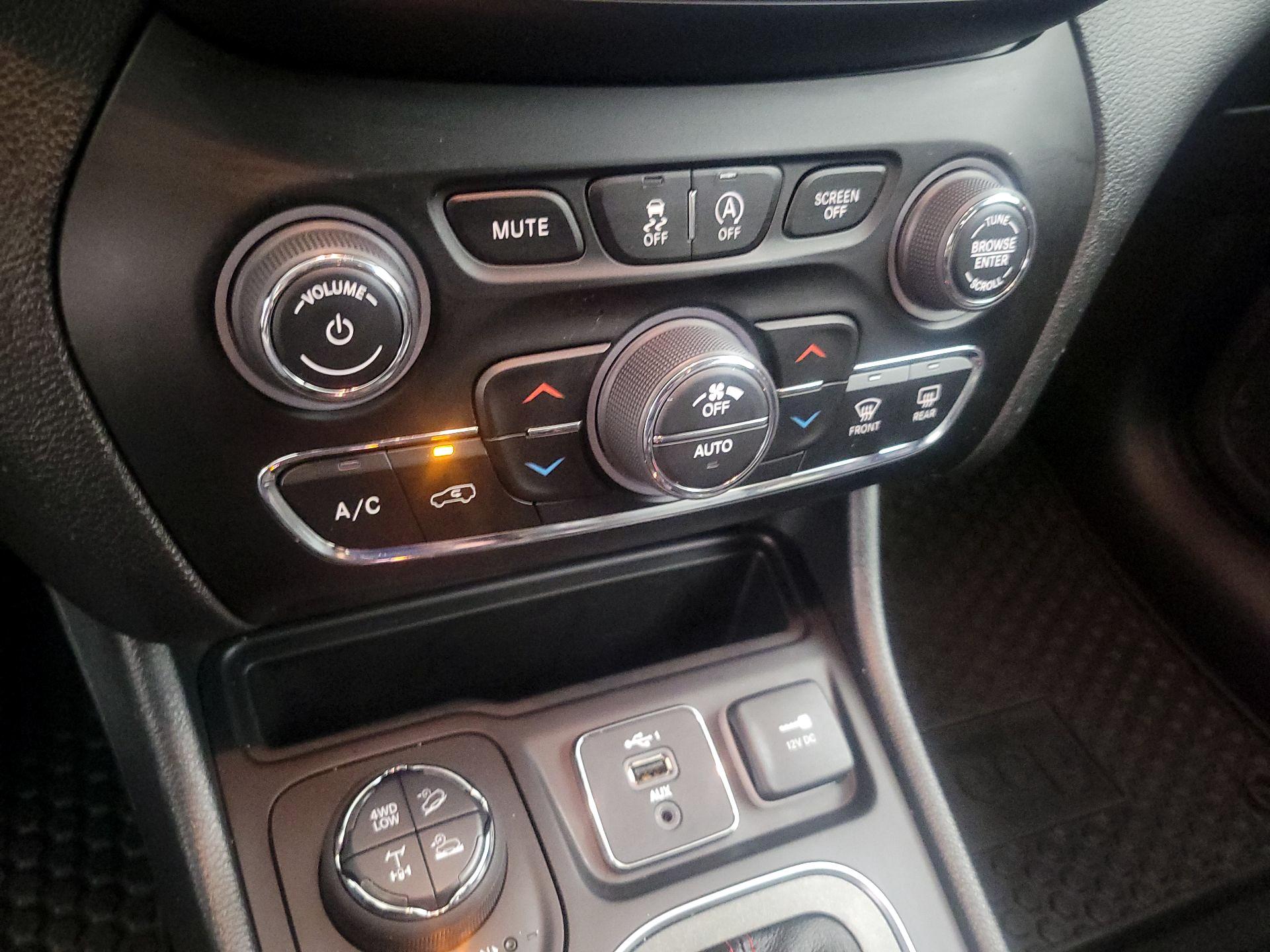 Thumbnail: 2022 Jeep Cherokee - 16