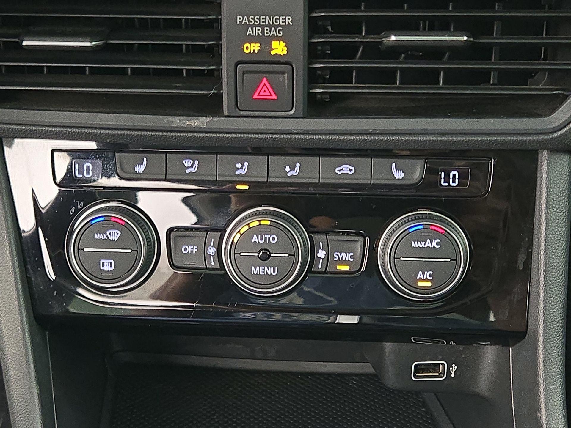 Thumbnail: 2019 Volkswagen Jetta - 16