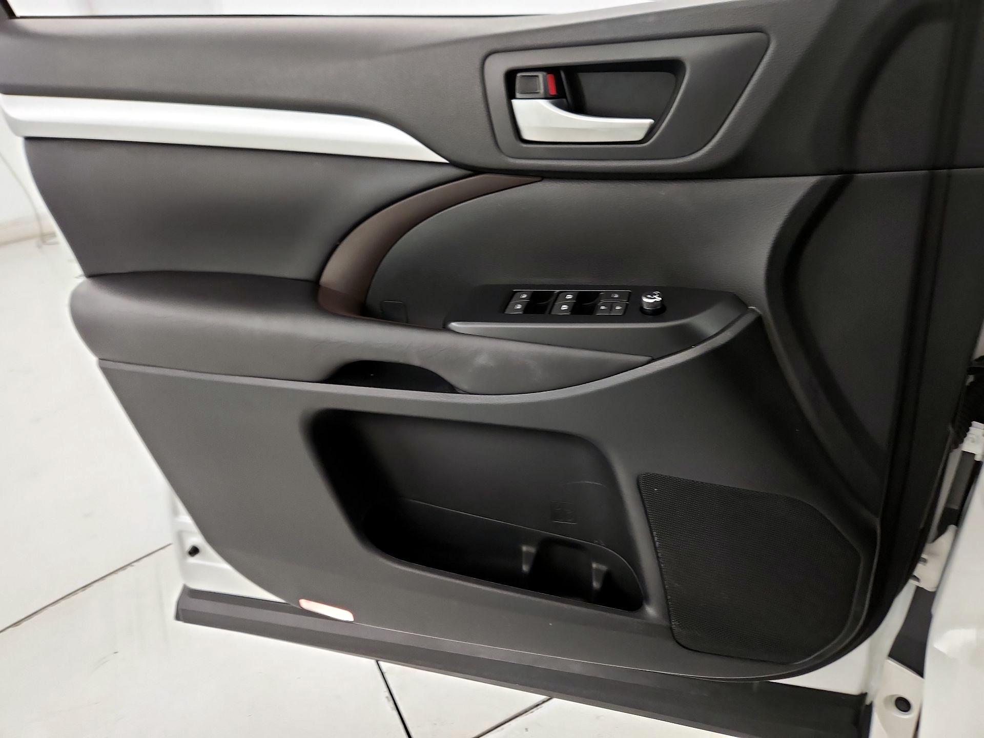 Thumbnail: 2016 Toyota Highlander - 12