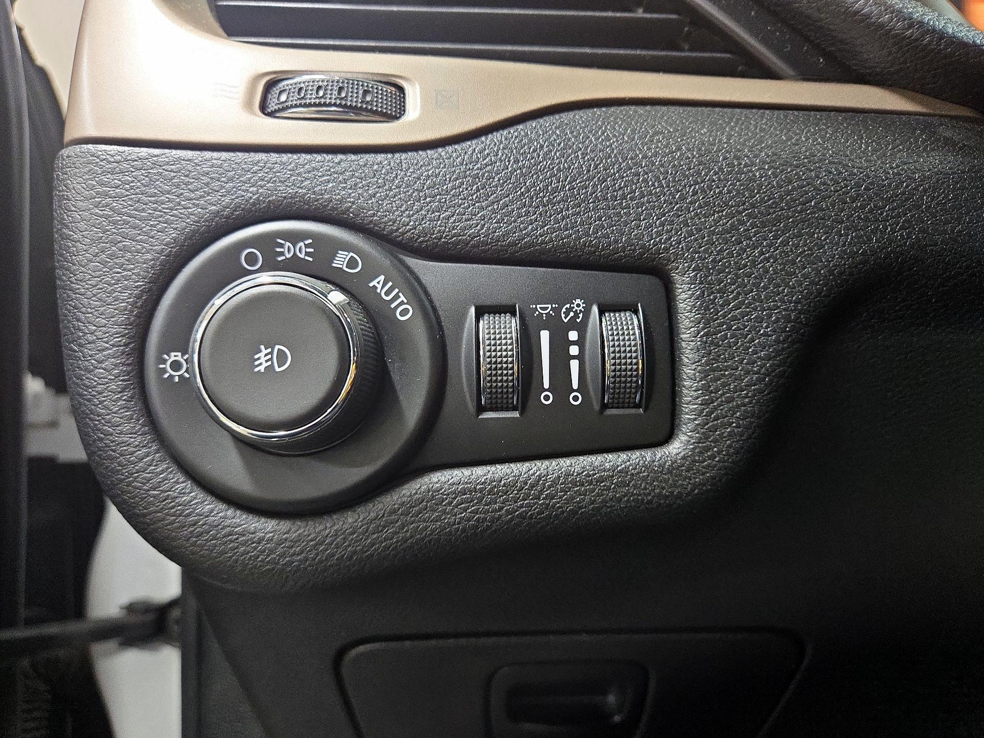 Thumbnail: 2017 Jeep Cherokee - 13