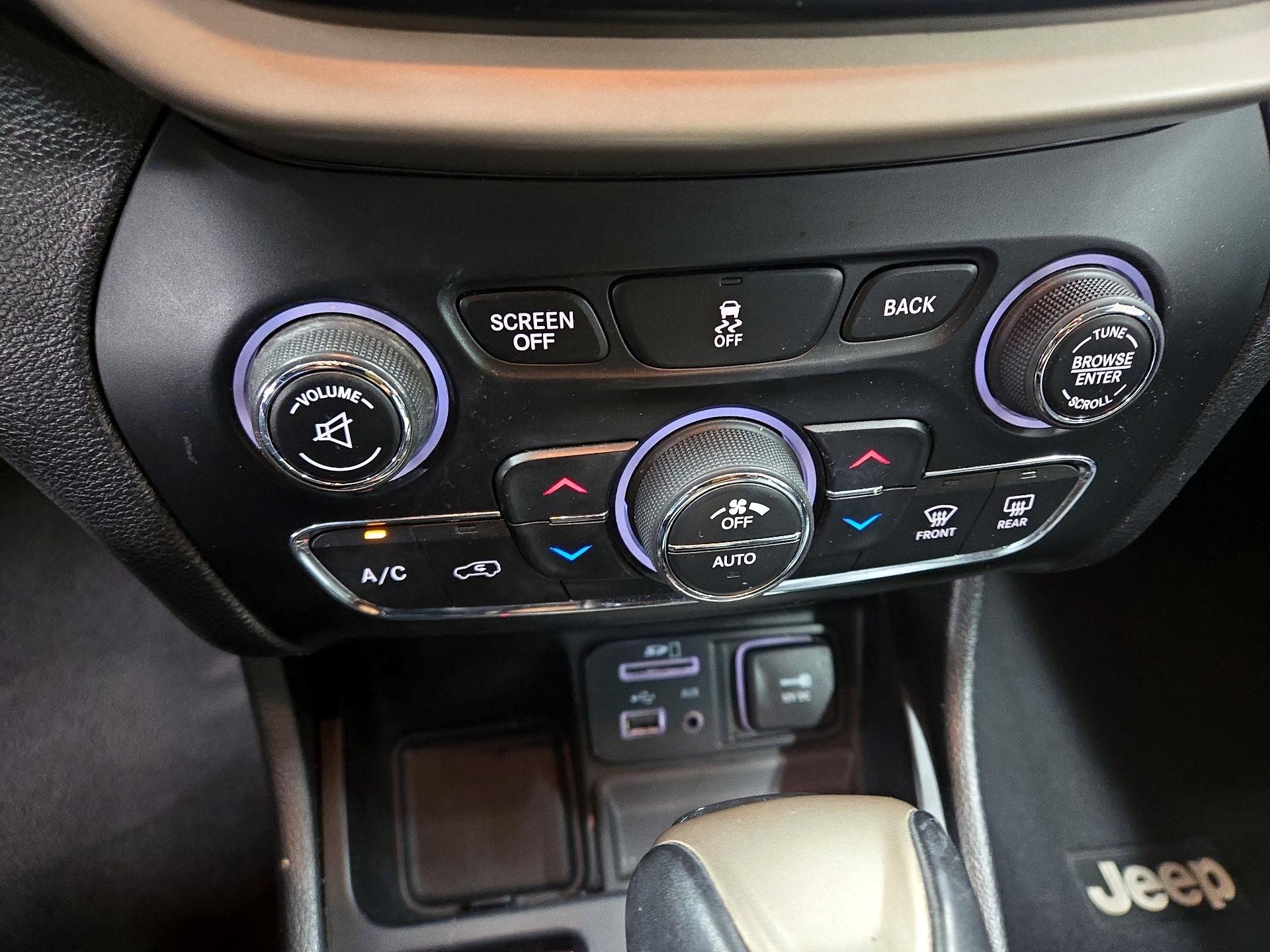 Thumbnail: 2017 Jeep Cherokee - 17
