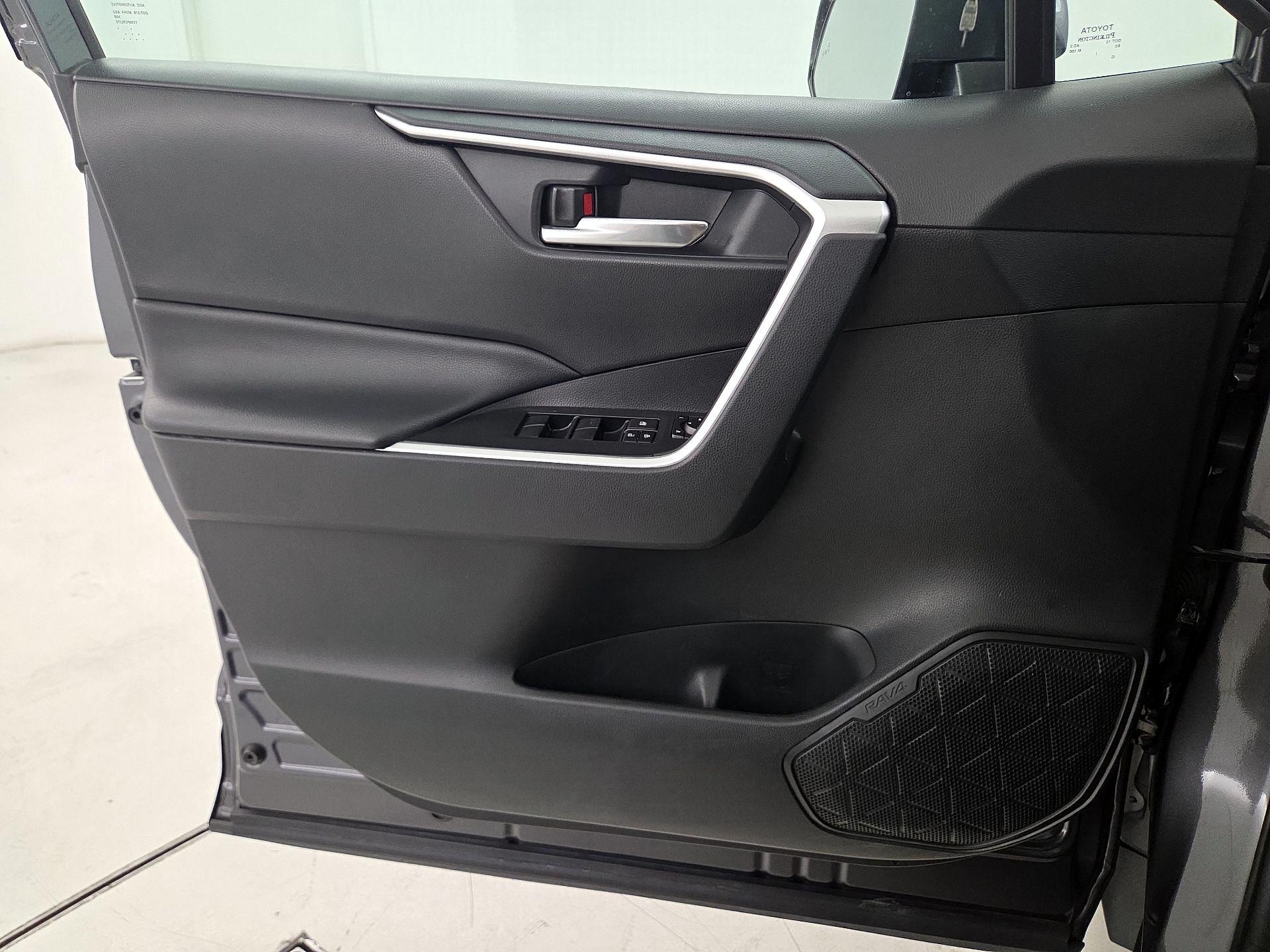 Thumbnail: 2020 Toyota RAV4 - 12