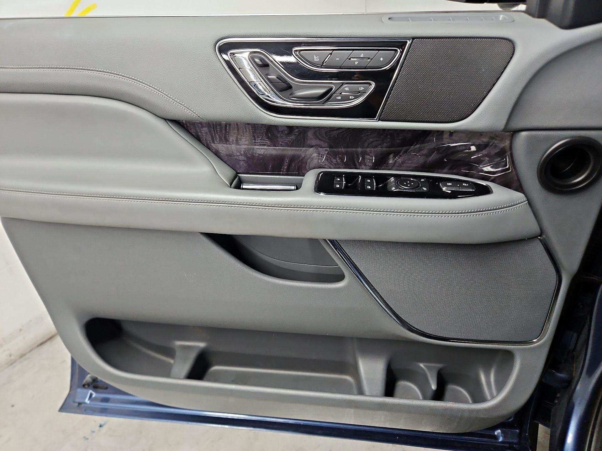 Thumbnail: 2019 Lincoln Navigator L - 12