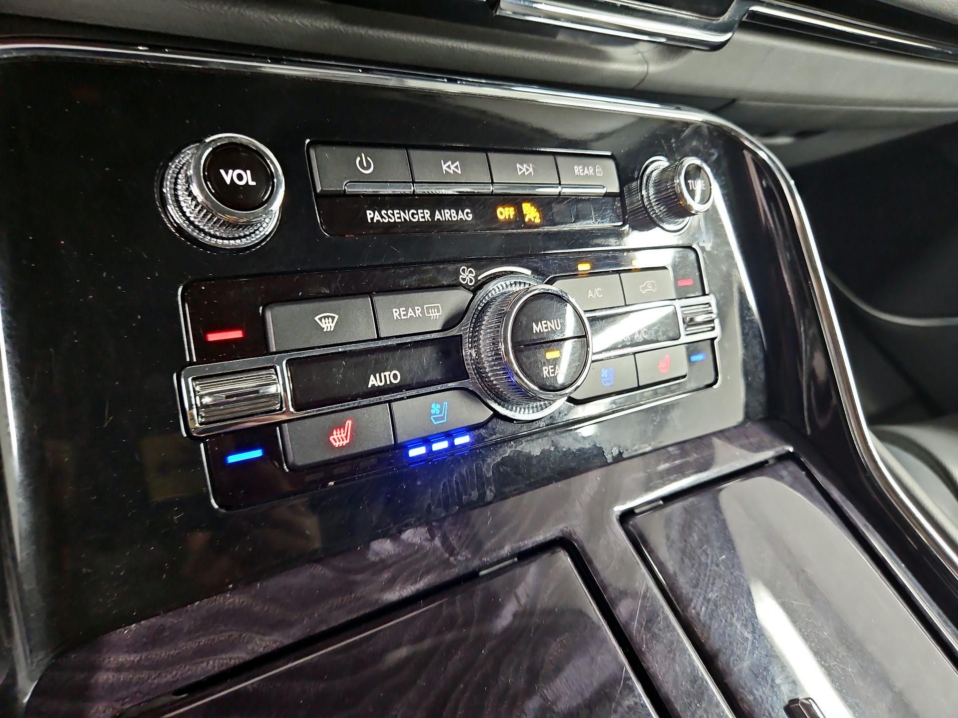 Thumbnail: 2019 Lincoln Navigator L - 17
