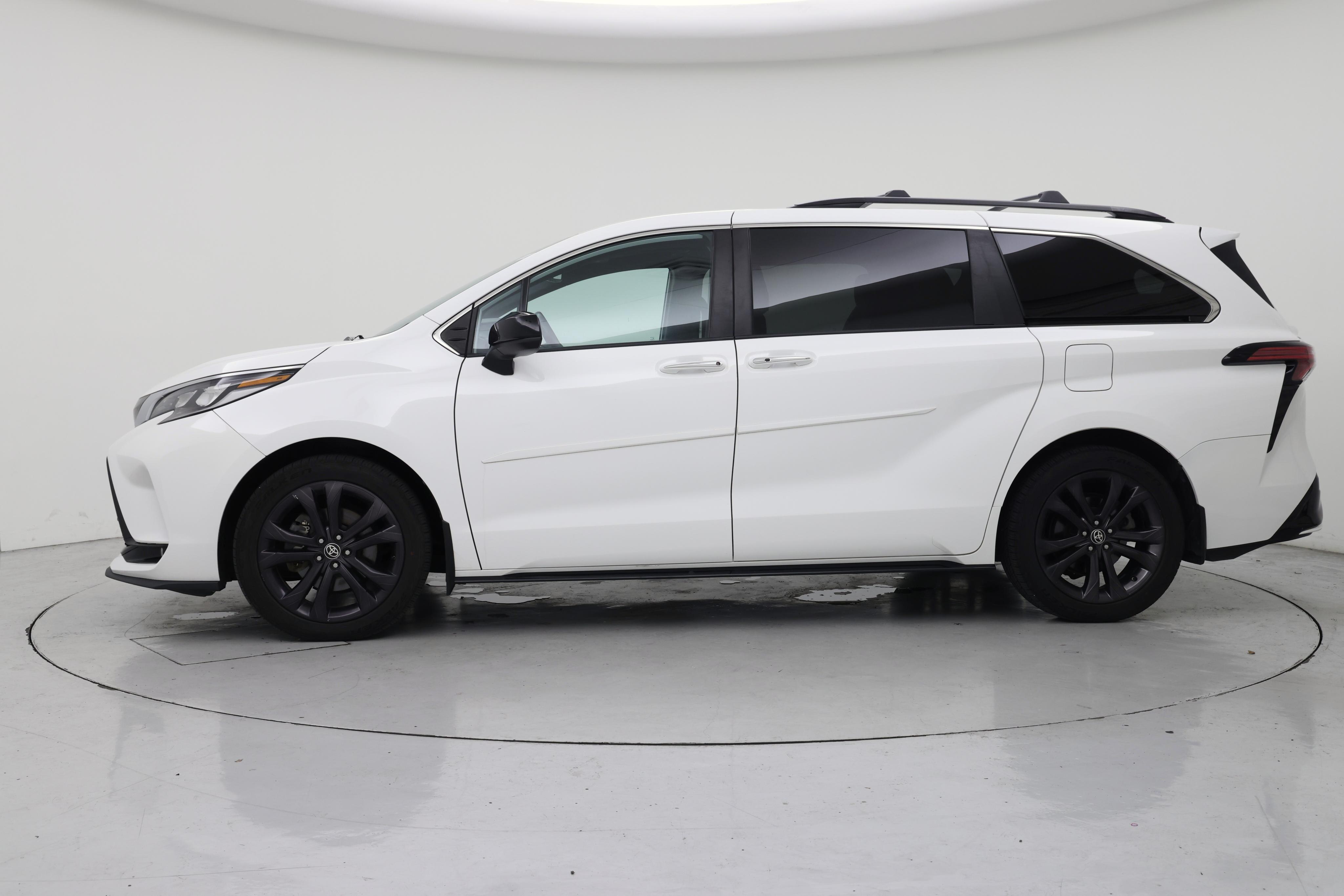 Thumbnail: 2022 Toyota Sienna - 3