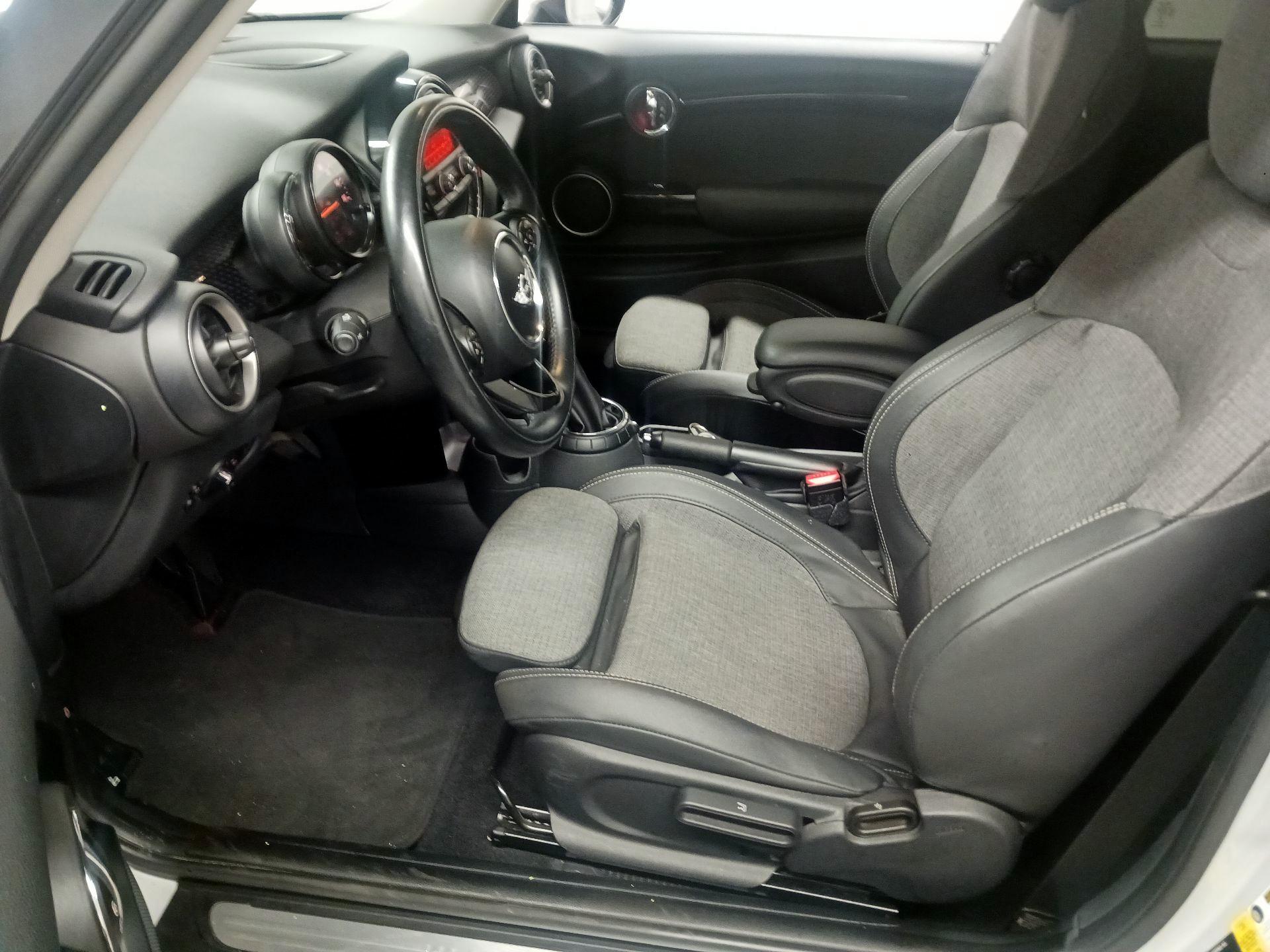 Thumbnail: 2015 MINI Cooper Hardtop - 11