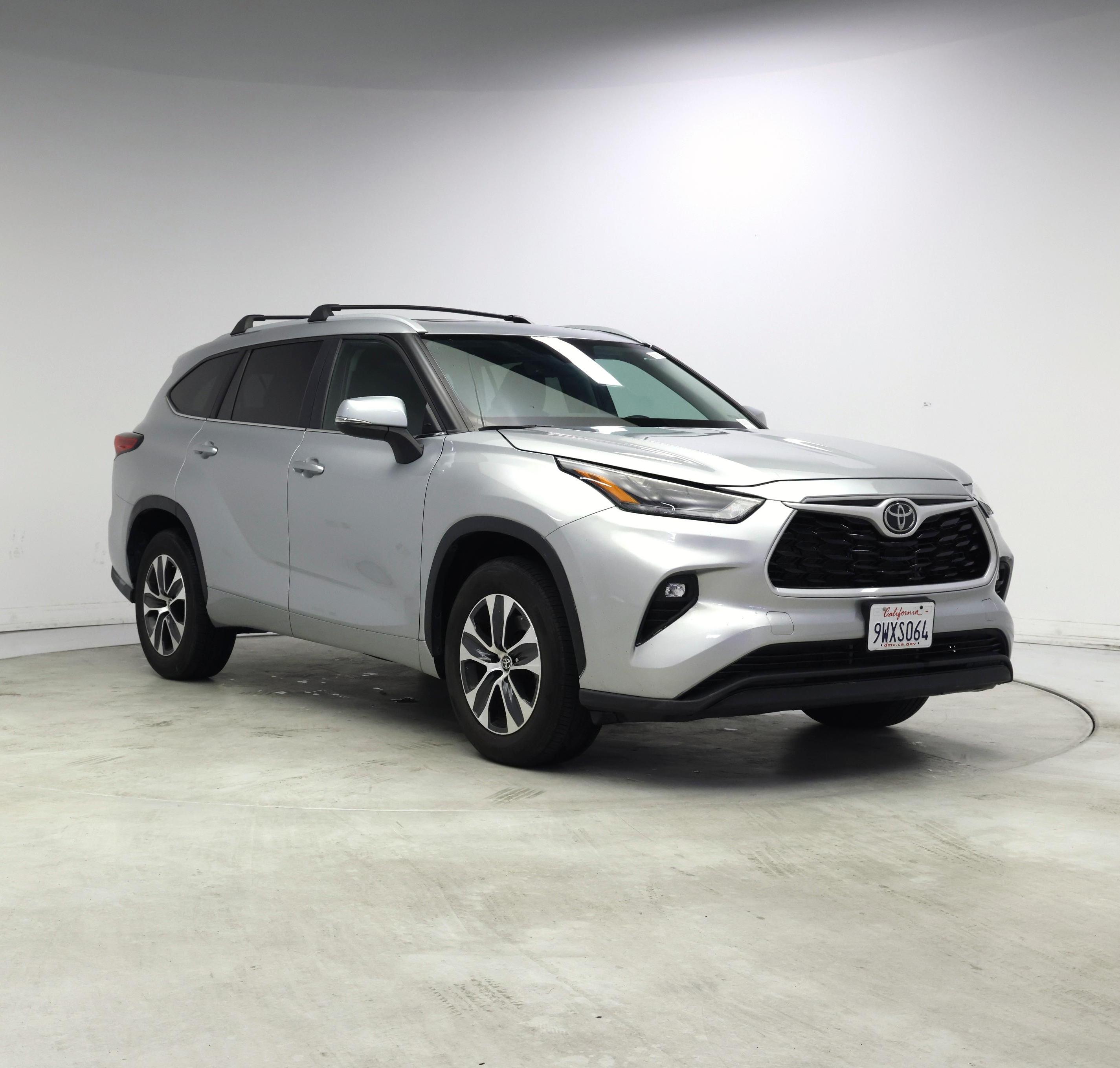 Silver 2023 Toyota Highlander XLE FWD SUV / Crossover Front-Wheel Drive Automatic