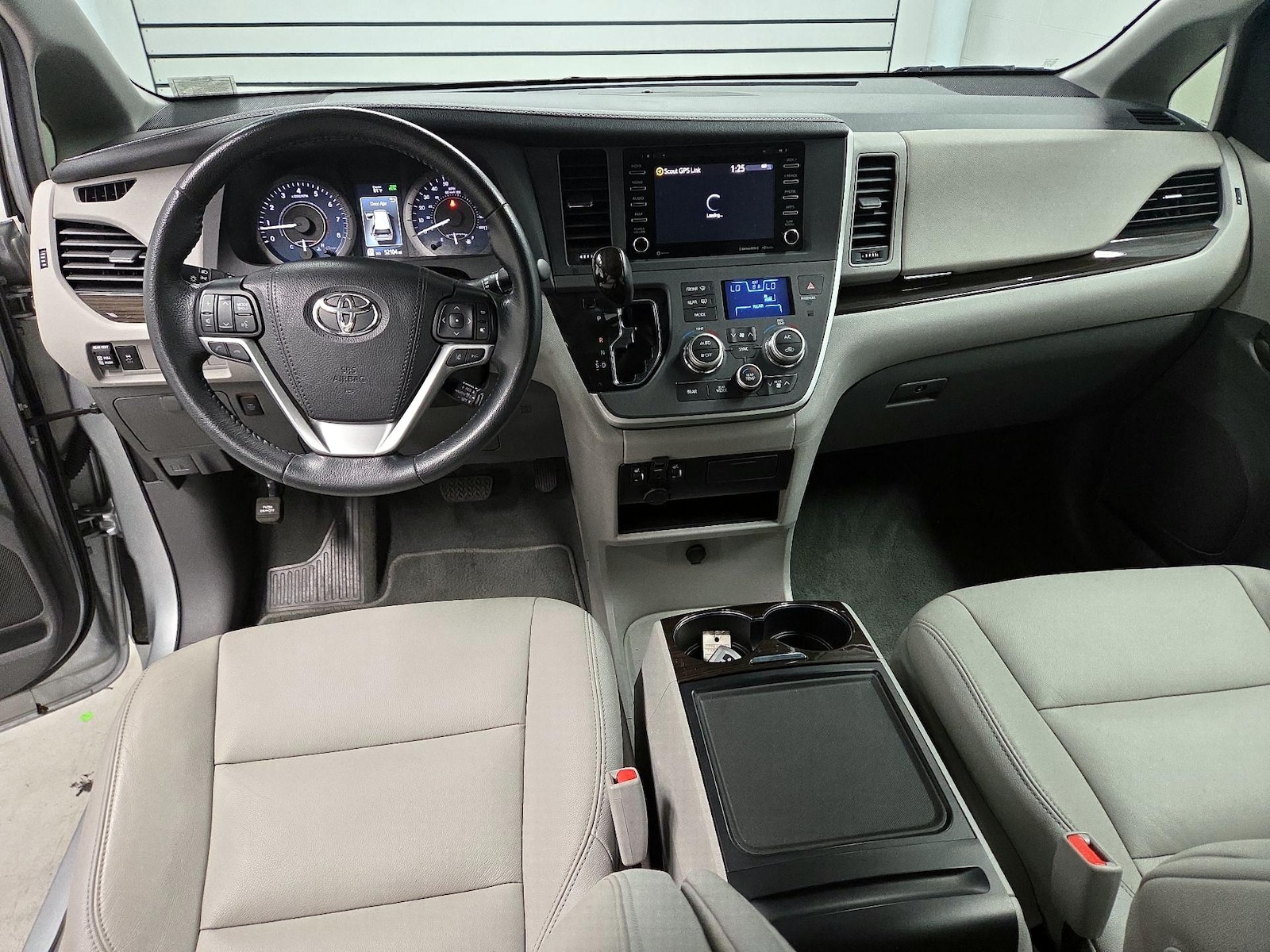 2020 Toyota Sienna XLE - Photo 10
