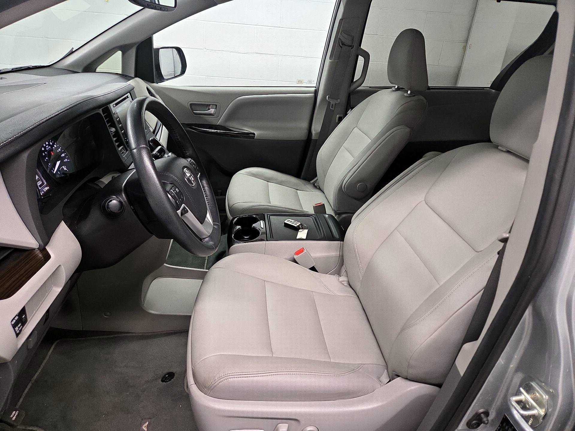 Thumbnail: 2020 Toyota Sienna - 11