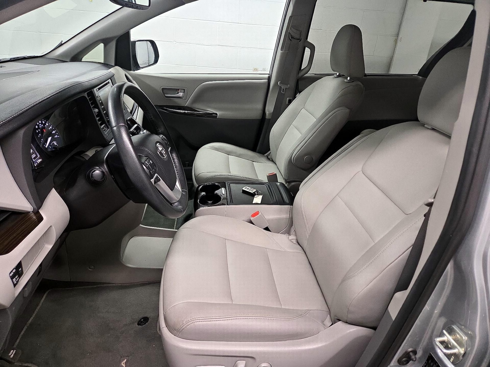 2020 Toyota Sienna XLE - Photo 12