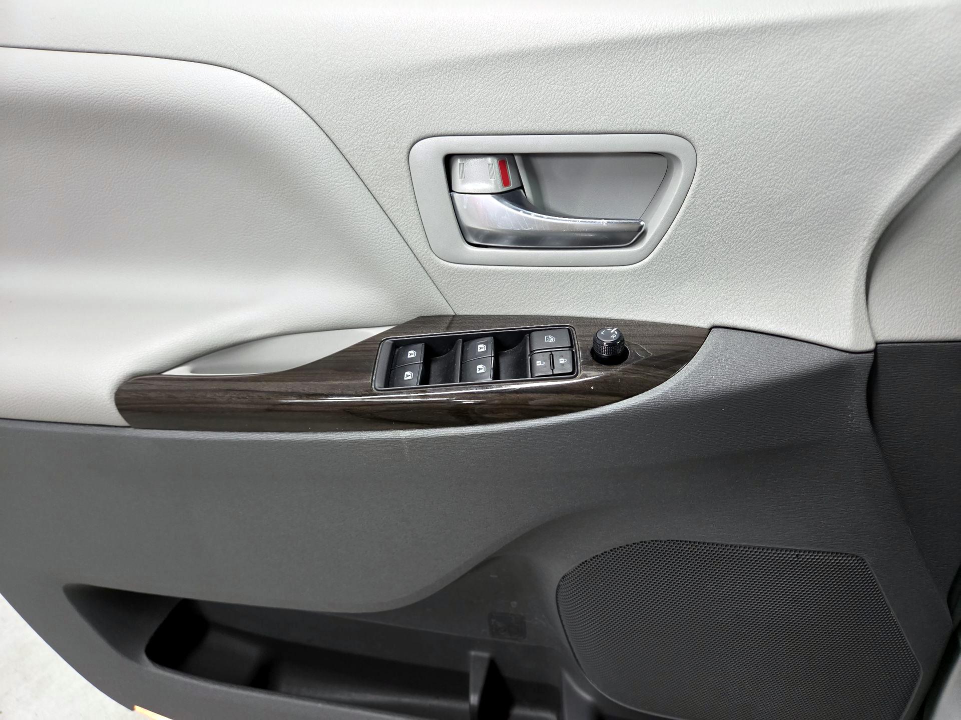 Thumbnail: 2020 Toyota Sienna - 12