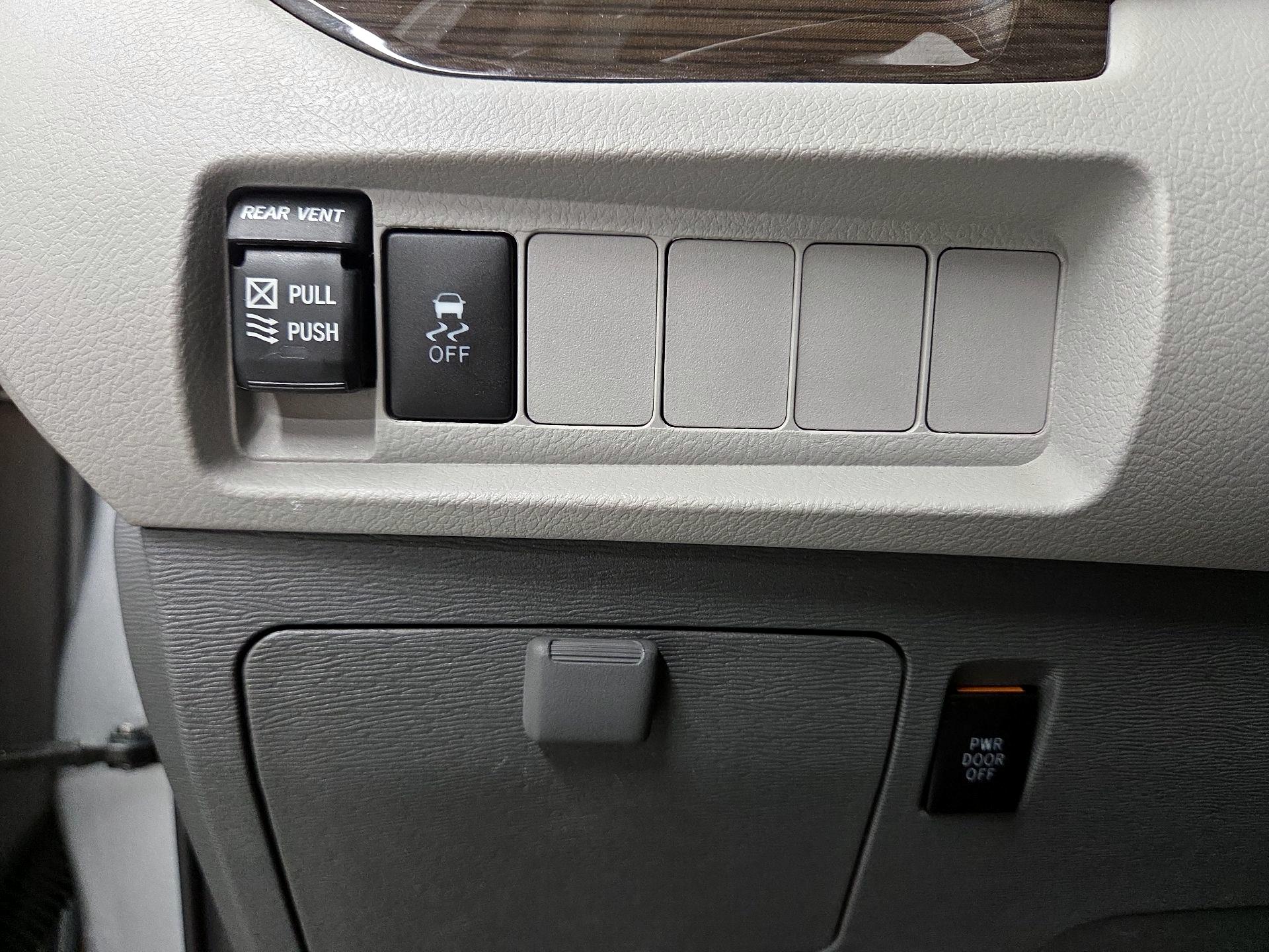 Thumbnail: 2020 Toyota Sienna - 13