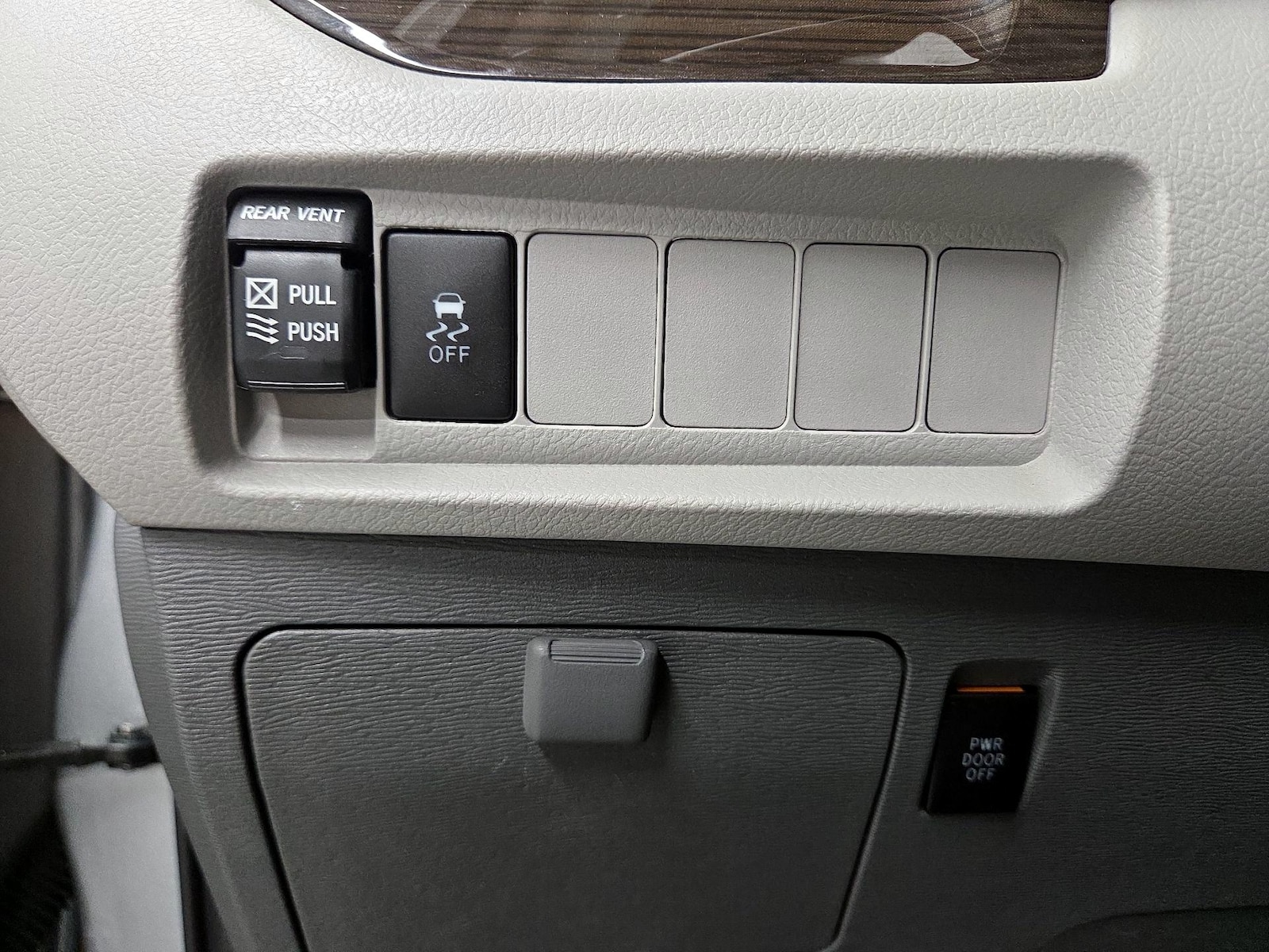 2020 Toyota Sienna XLE - Photo 14