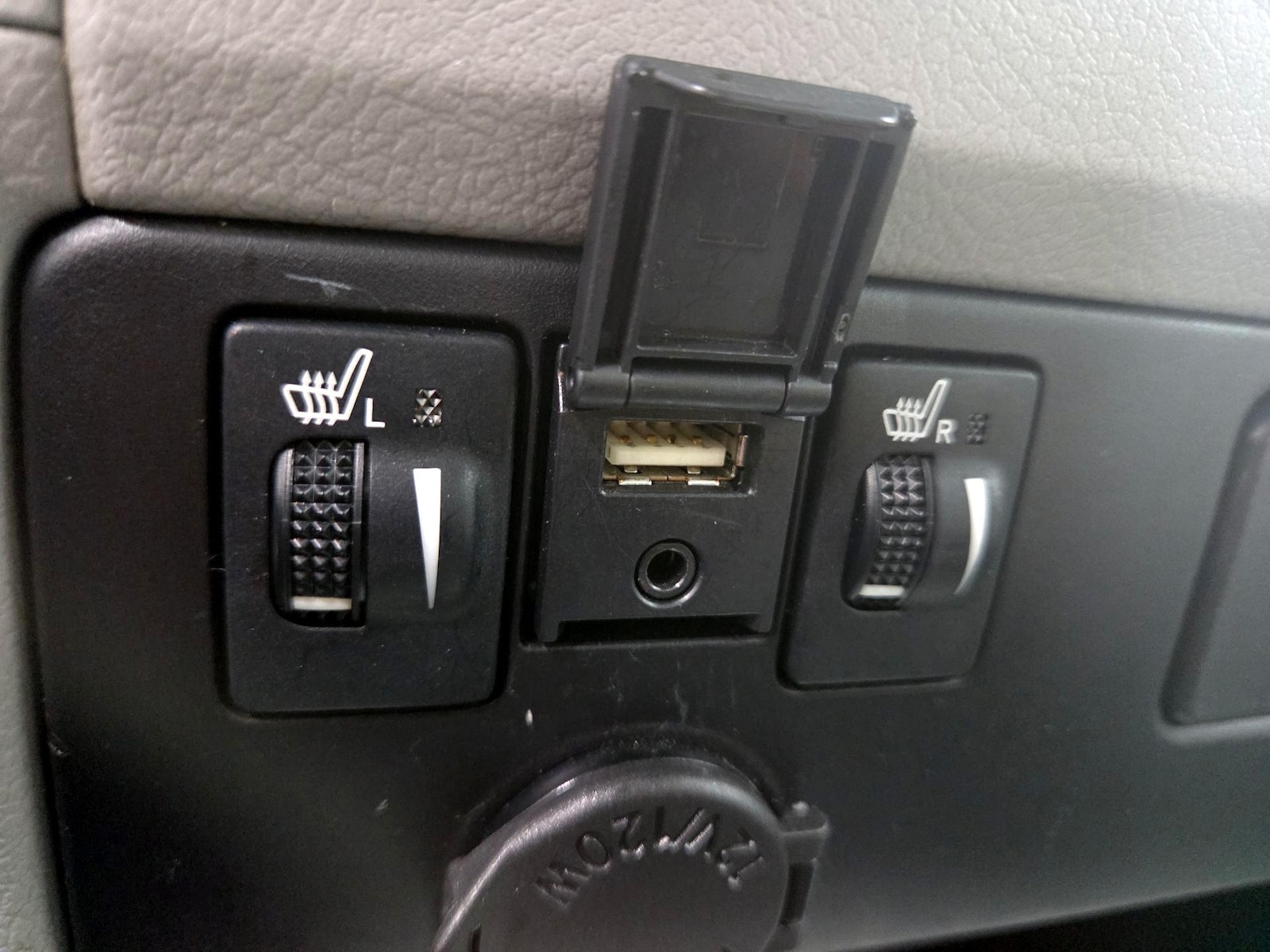 2020 Toyota Sienna XLE - Photo 19