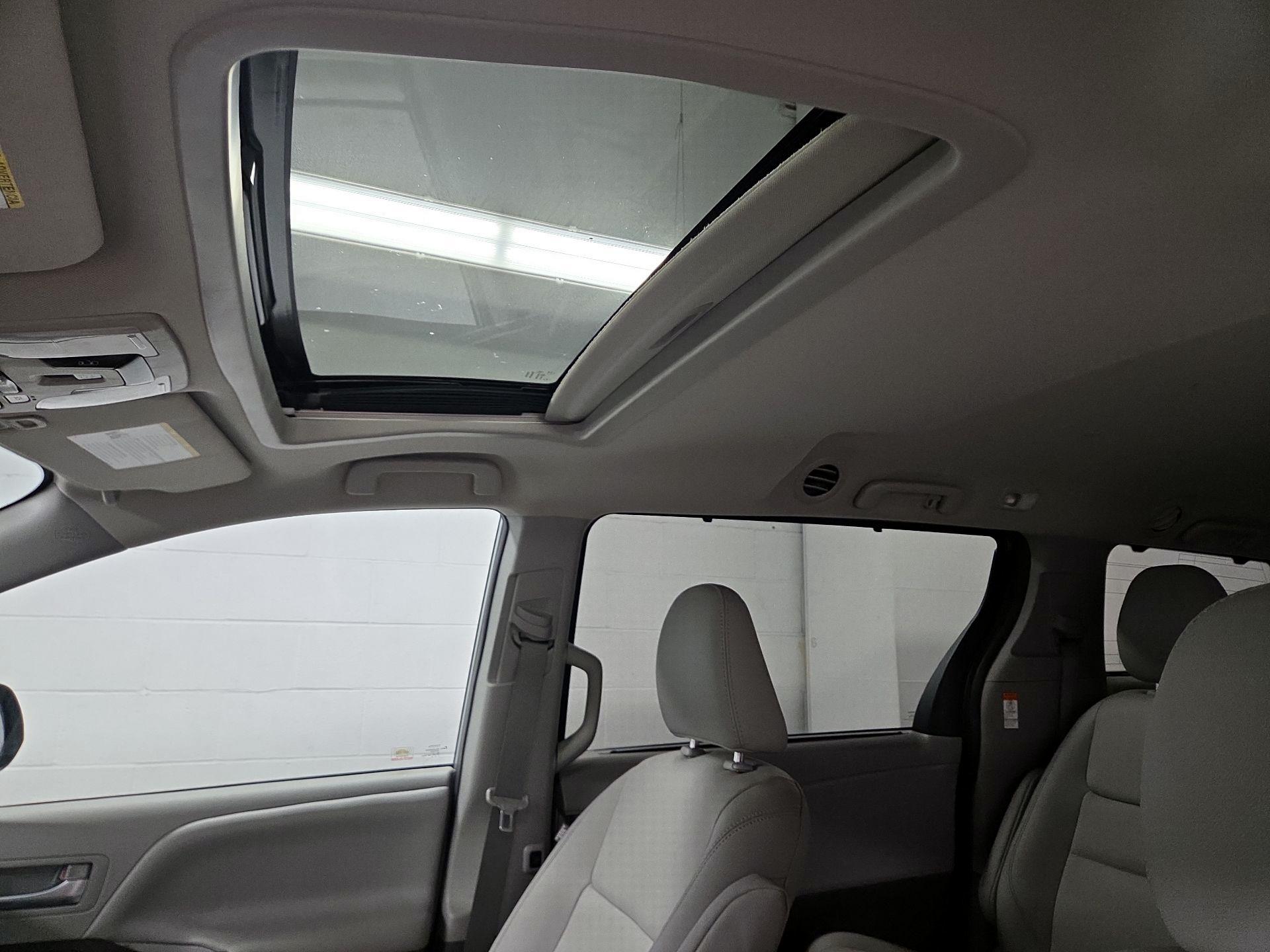 Thumbnail: 2020 Toyota Sienna - 19