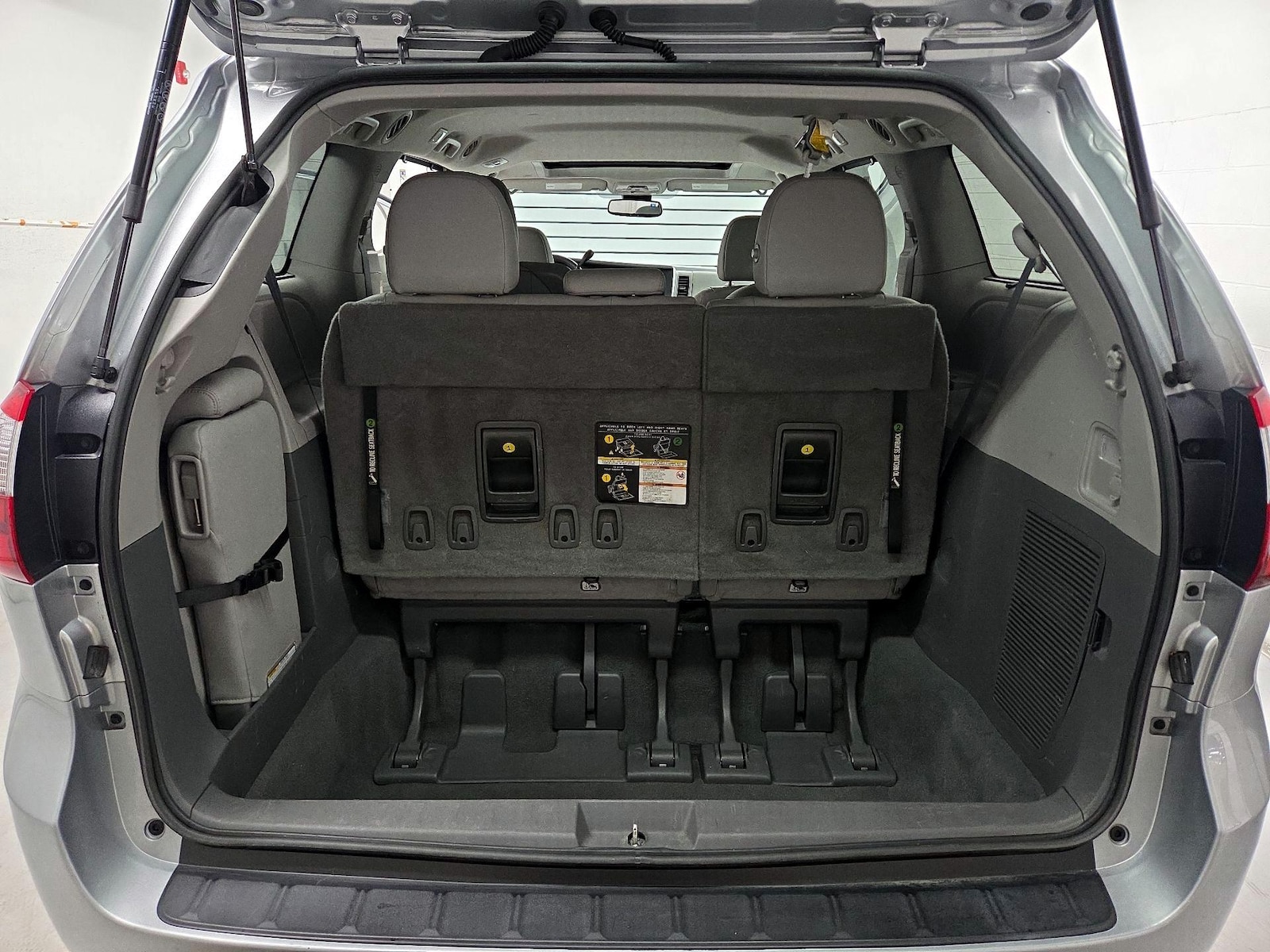 2020 Toyota Sienna XLE - Photo 23