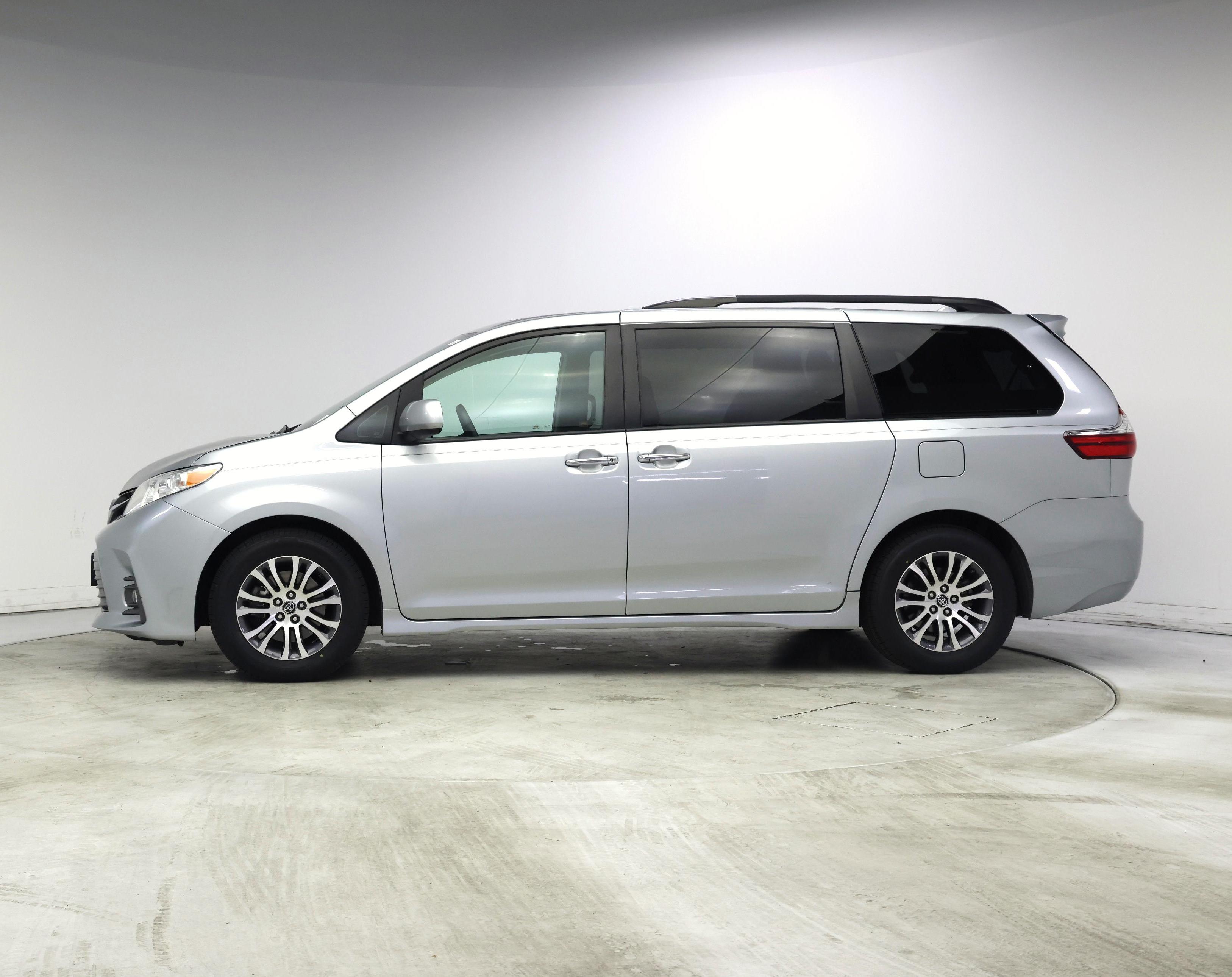 Thumbnail: 2020 Toyota Sienna - 3
