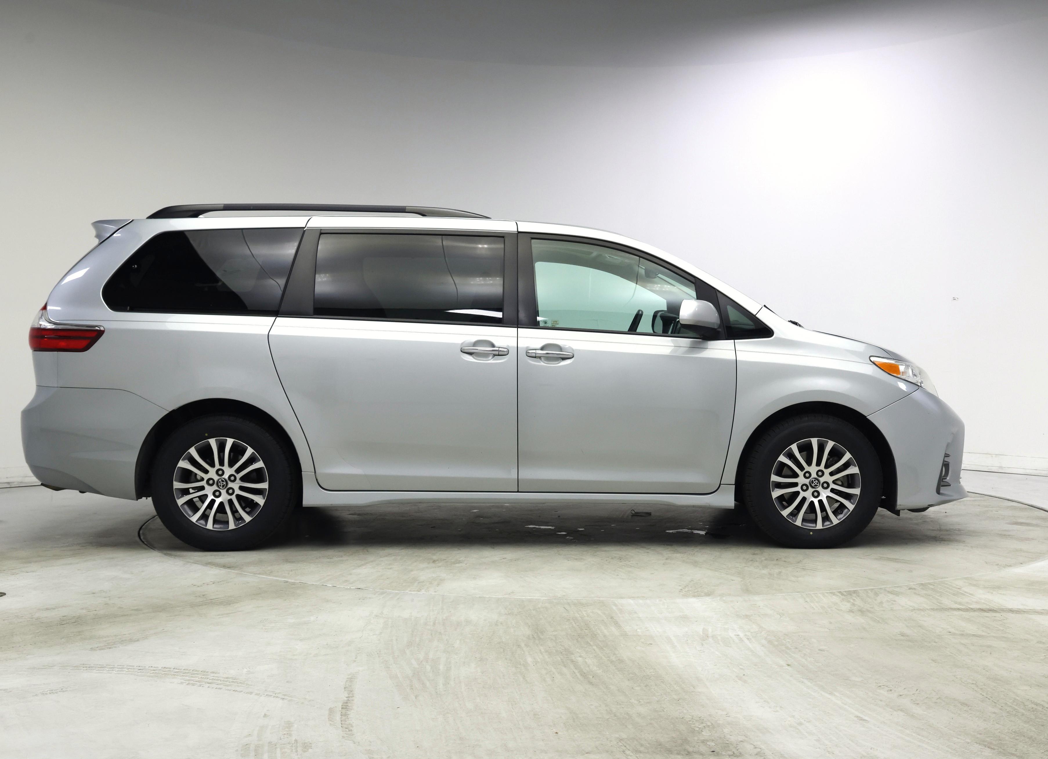 Thumbnail: 2020 Toyota Sienna - 7