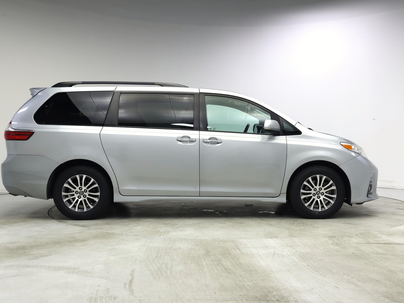 2020 Toyota Sienna XLE - Photo 8