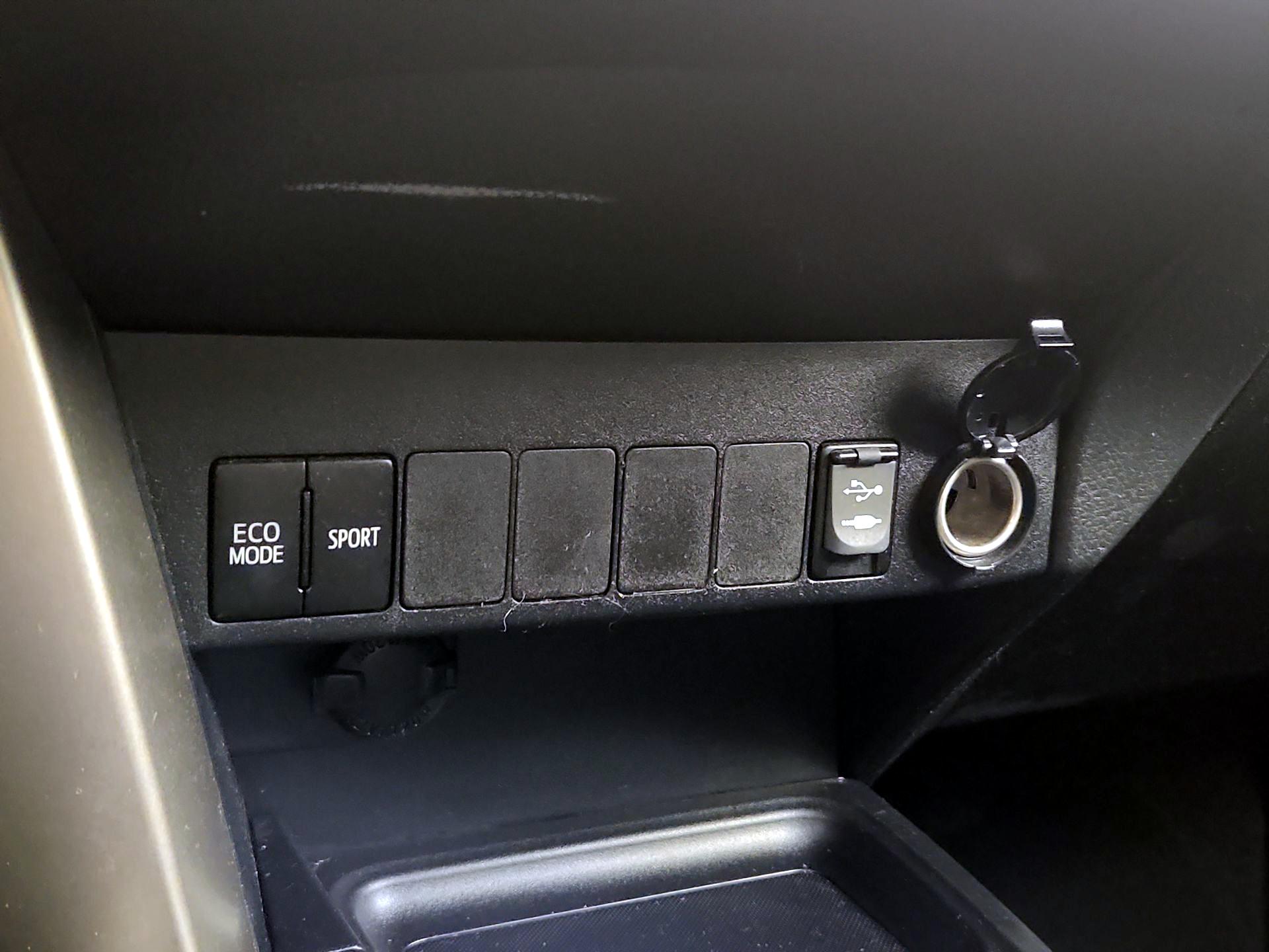 Thumbnail: 2015 Toyota RAV4 - 18