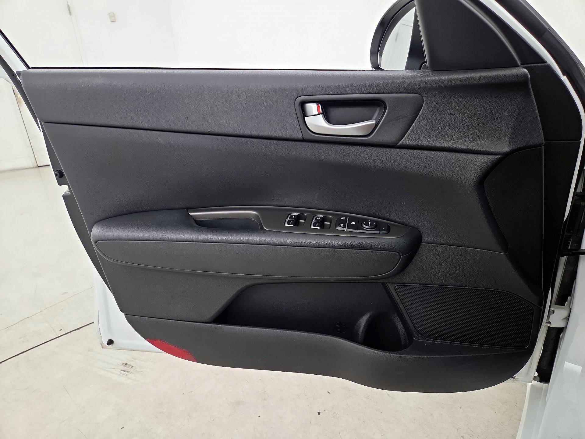 Thumbnail: 2019 Kia Optima - 12