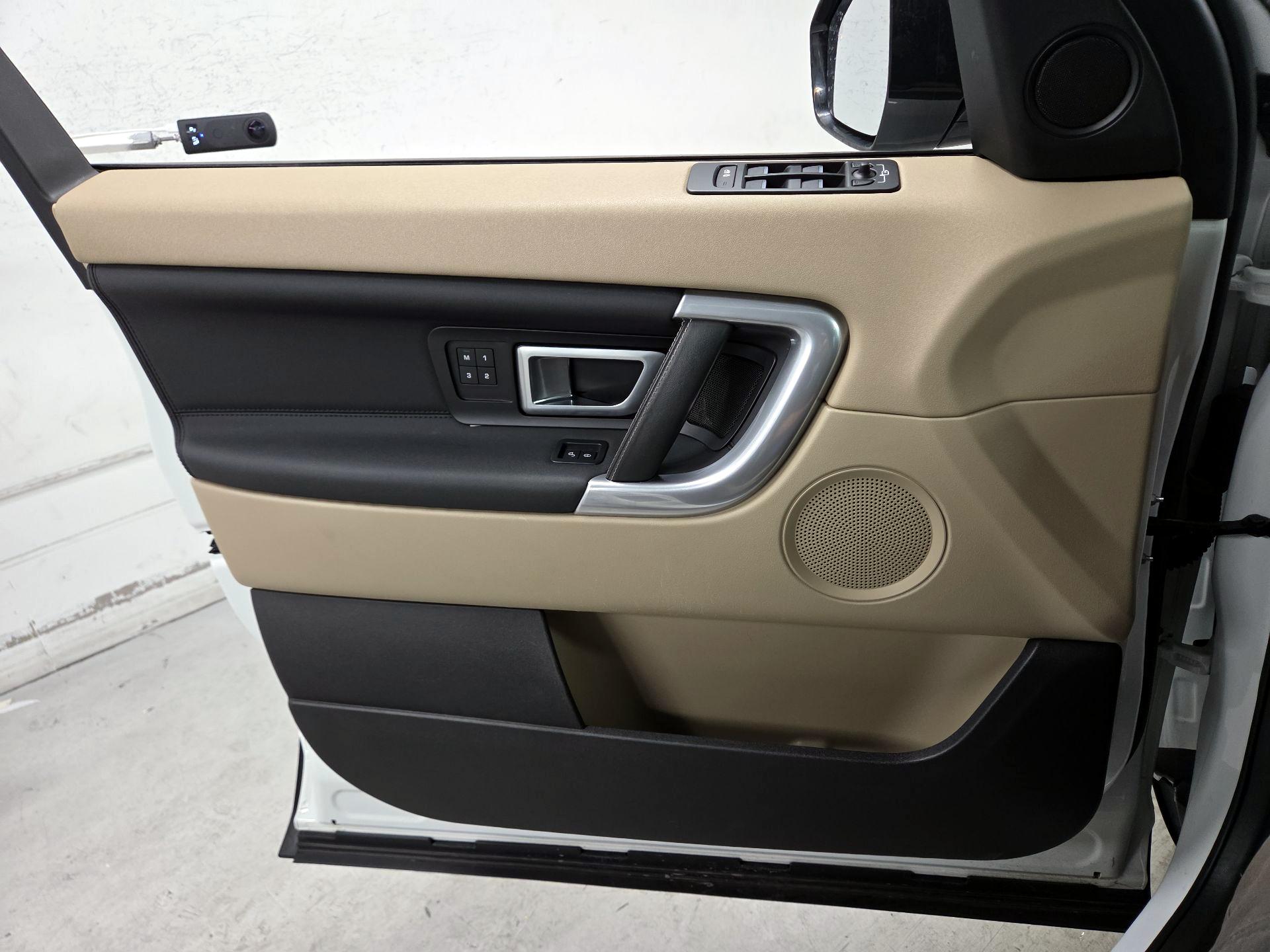 Thumbnail: 2016 Land Rover Discovery Sport - 12