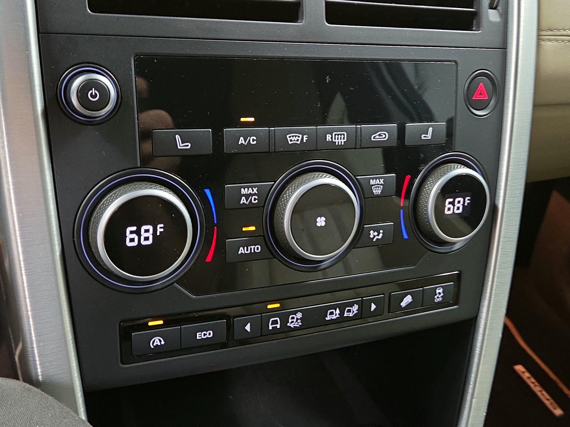 Thumbnail: 2016 Land Rover Discovery Sport - 15