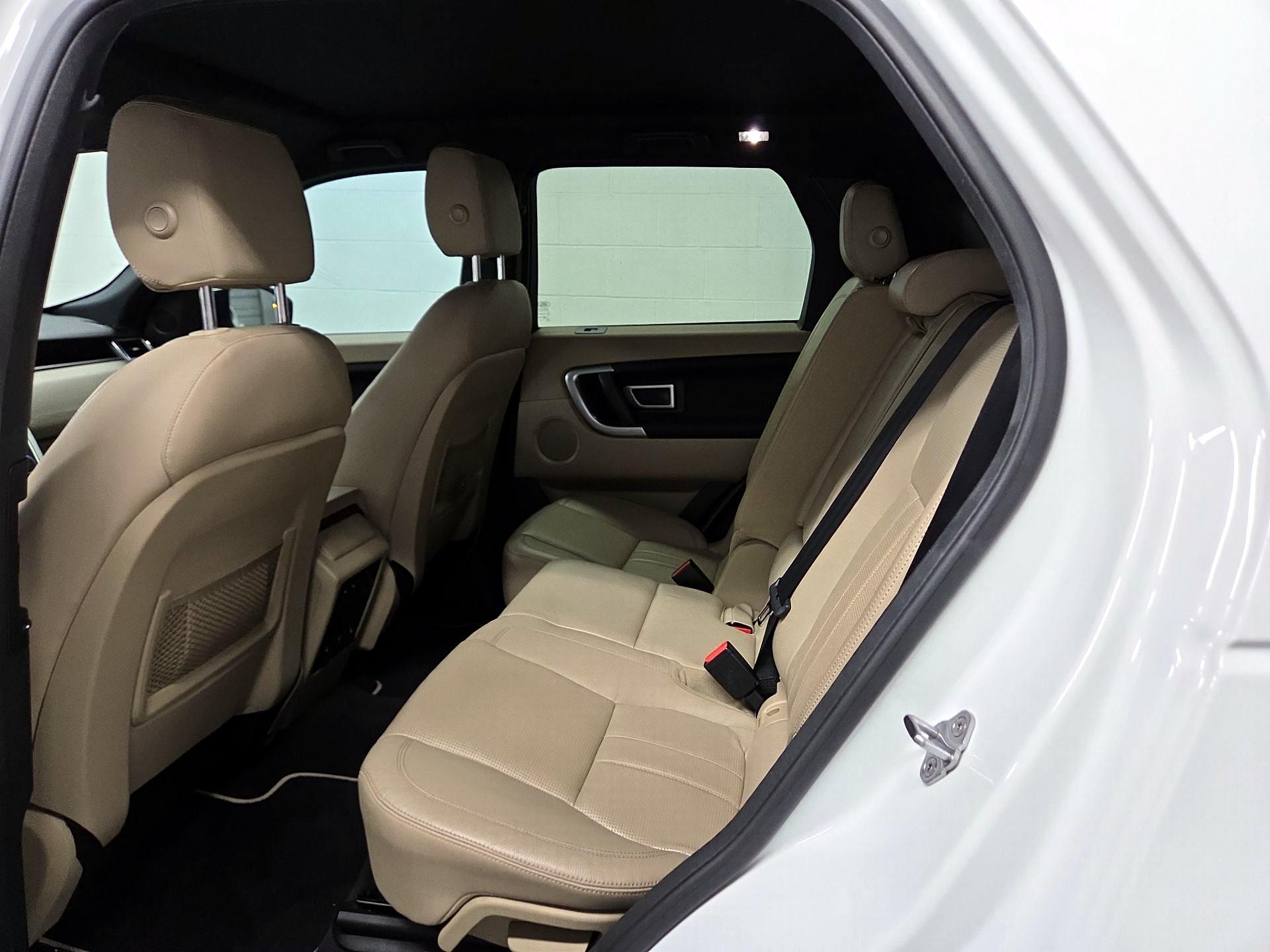 Thumbnail: 2016 Land Rover Discovery Sport - 17
