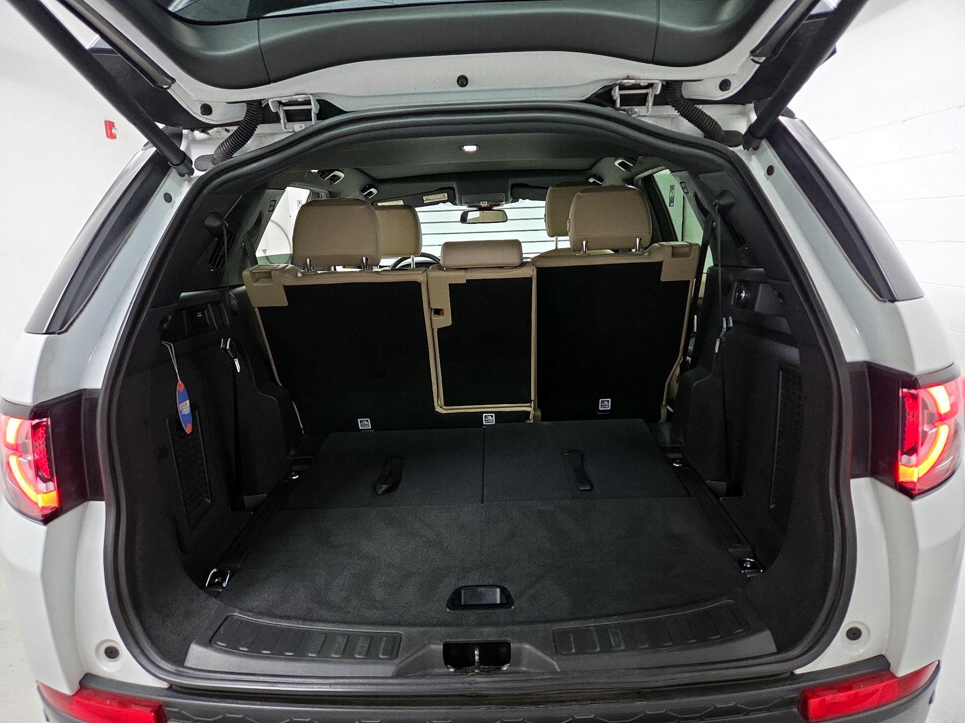 Thumbnail: 2016 Land Rover Discovery Sport - 18