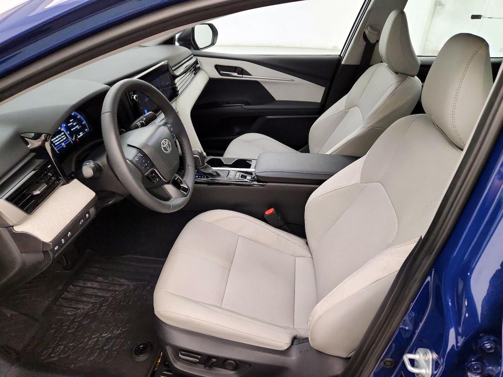 2025 Toyota Camry XLE - Photo 12