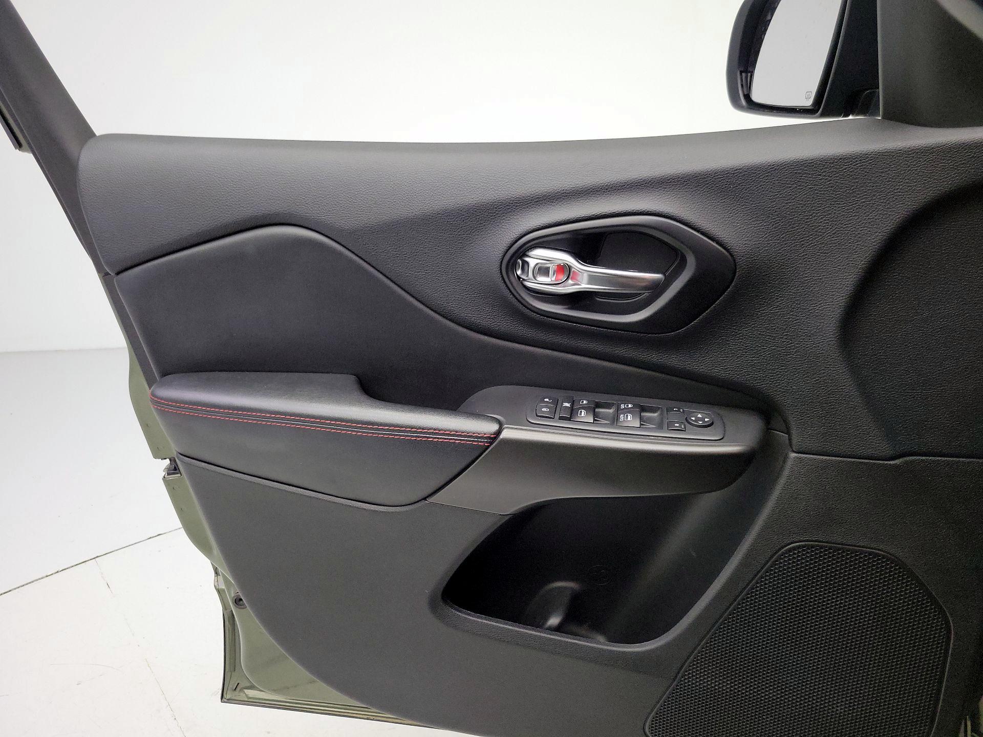 Thumbnail: 2020 Jeep Cherokee - 12