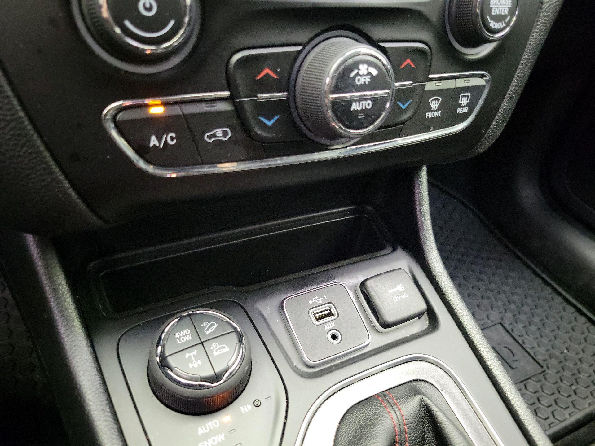 Thumbnail: 2020 Jeep Cherokee - 16