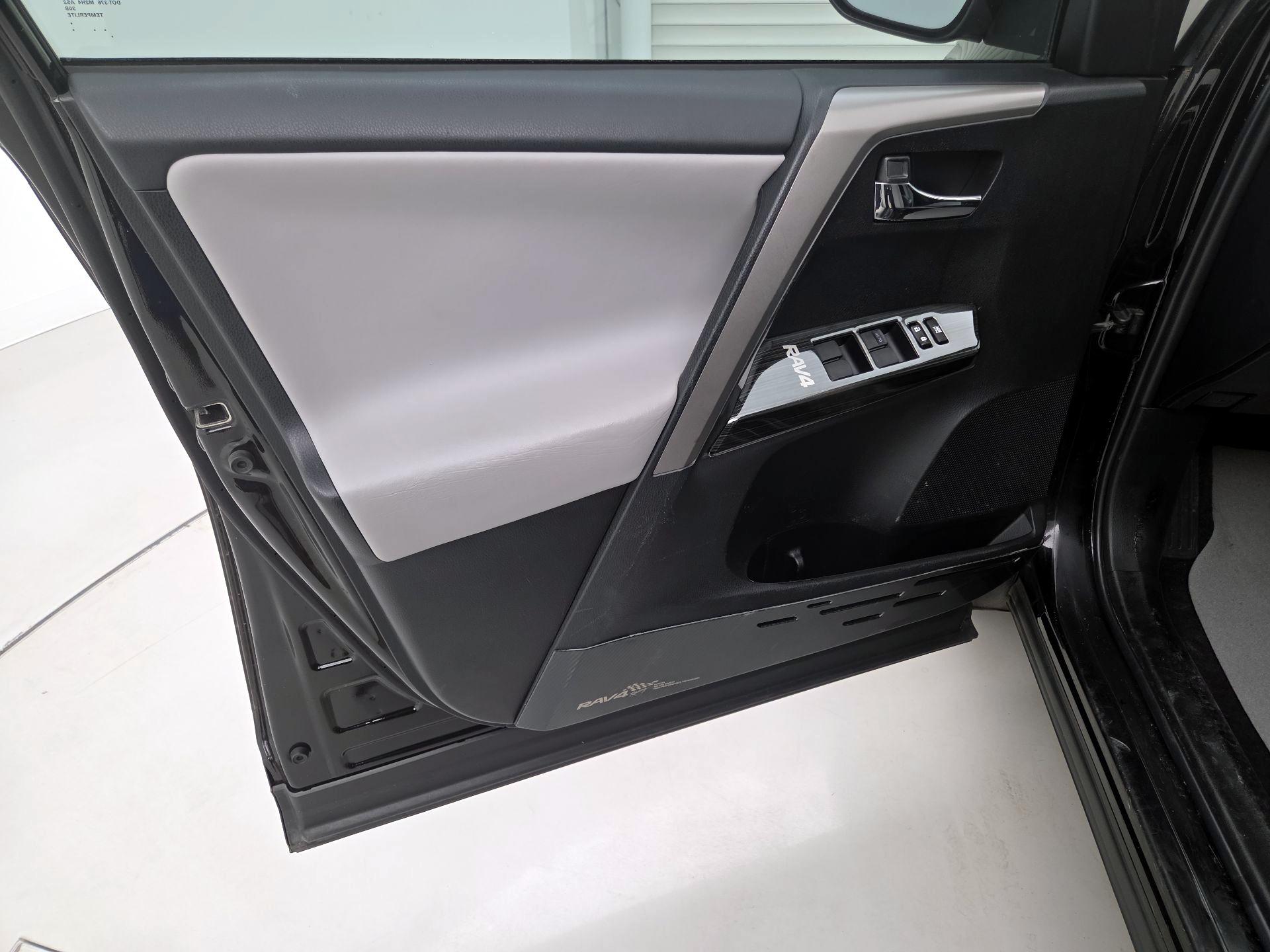 Thumbnail: 2018 Toyota RAV4 - 12