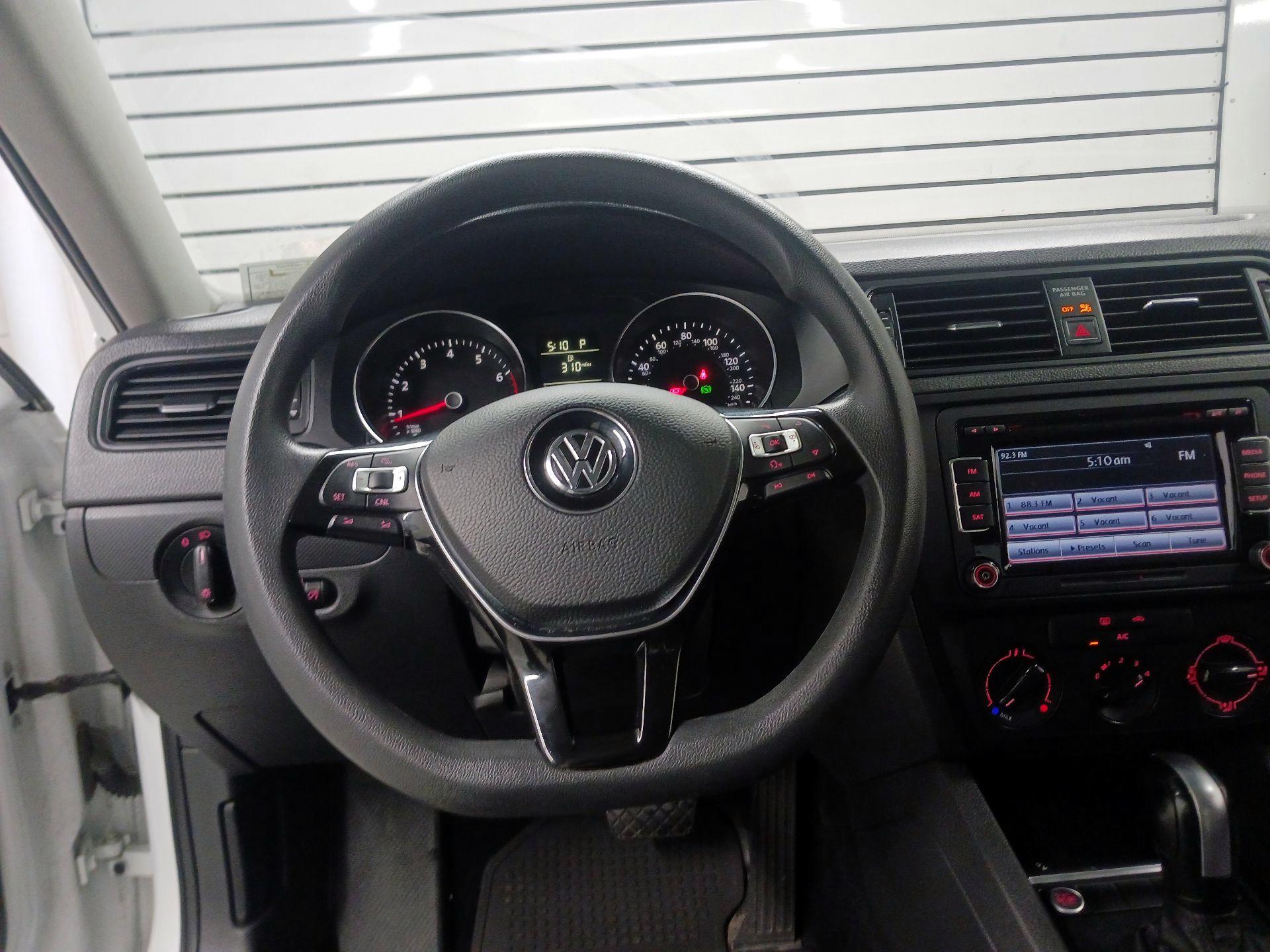 Thumbnail: 2015 Volkswagen Jetta - 10