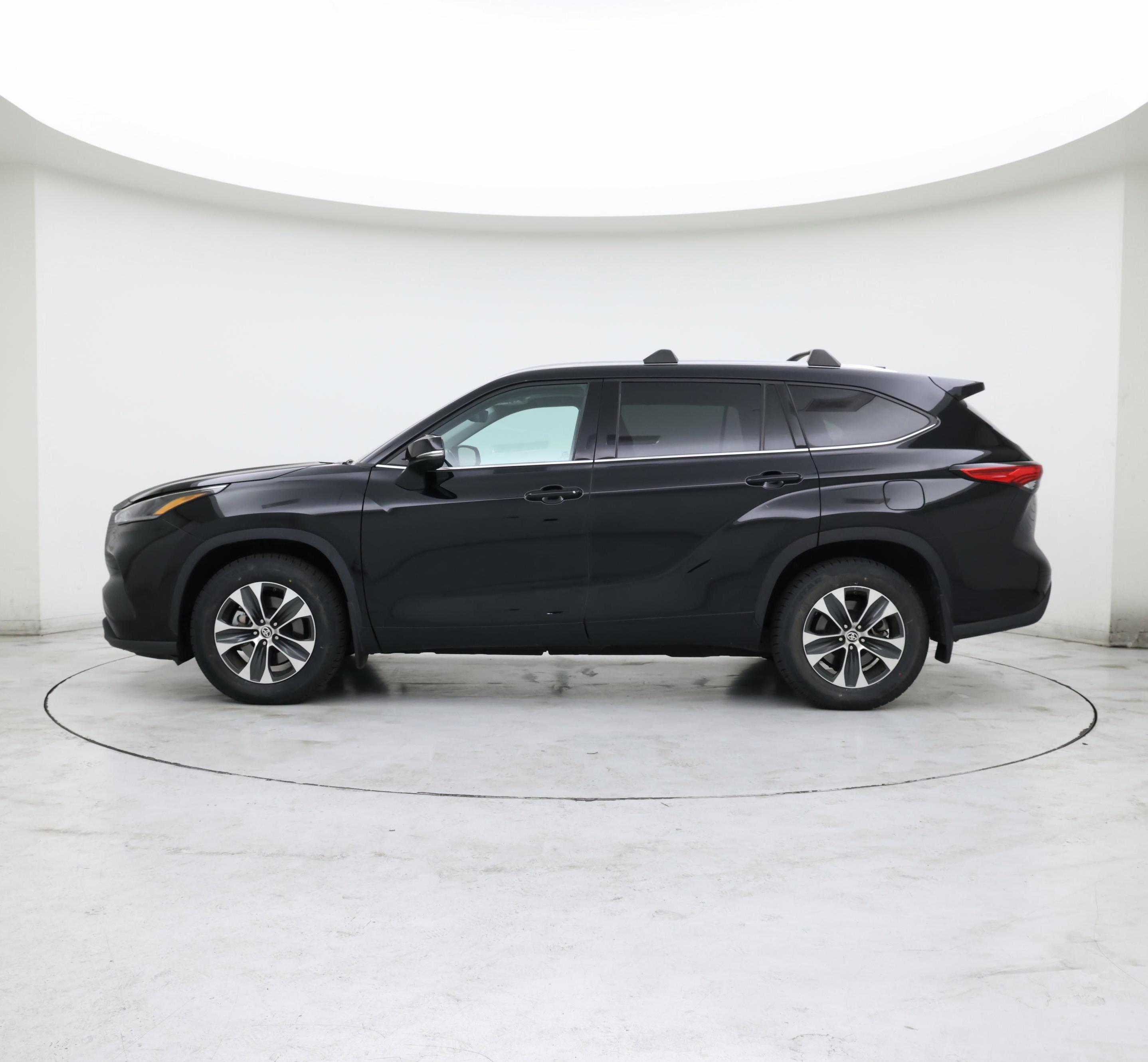 Thumbnail: 2021 Toyota Highlander - 3
