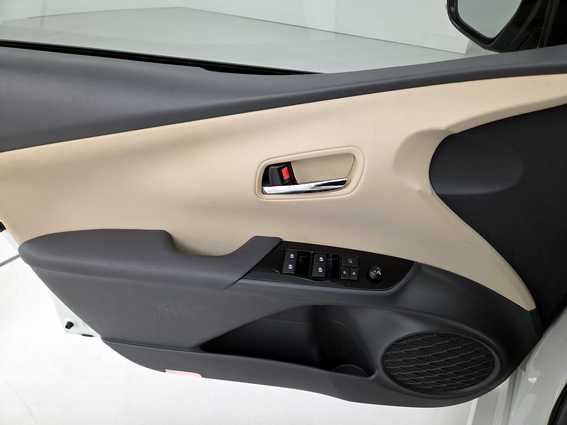 Thumbnail: 2017 Toyota Prius - 12