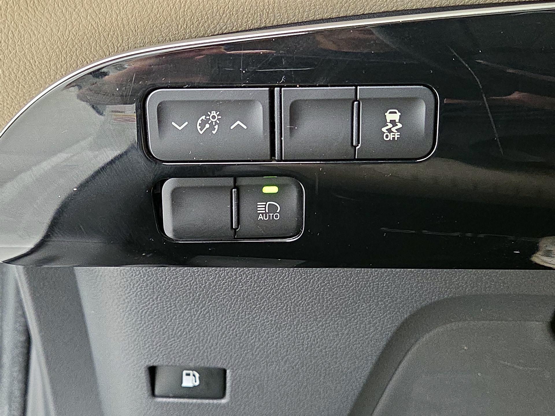 Thumbnail: 2017 Toyota Prius - 13