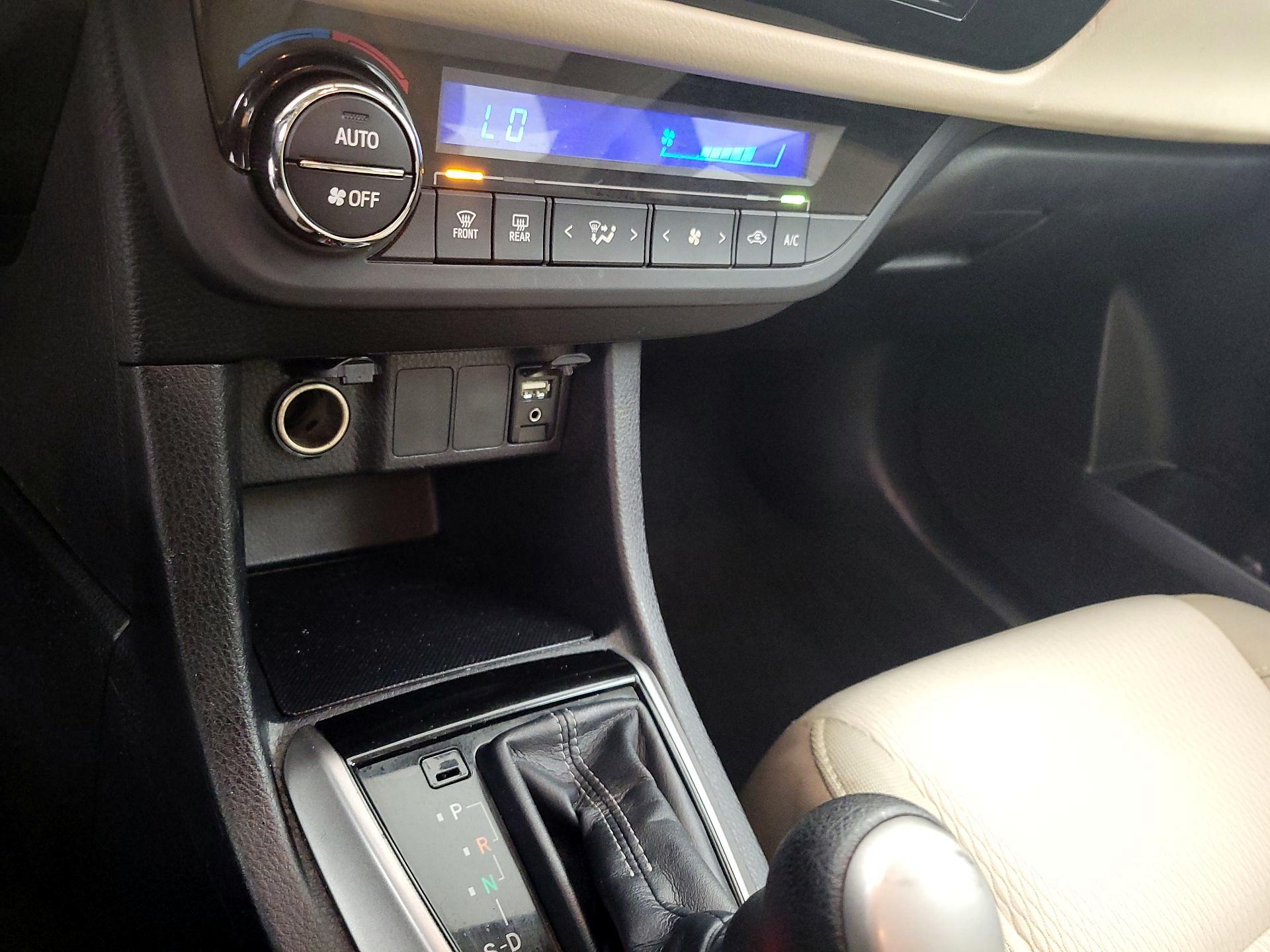 Thumbnail: 2015 Toyota Corolla - 18