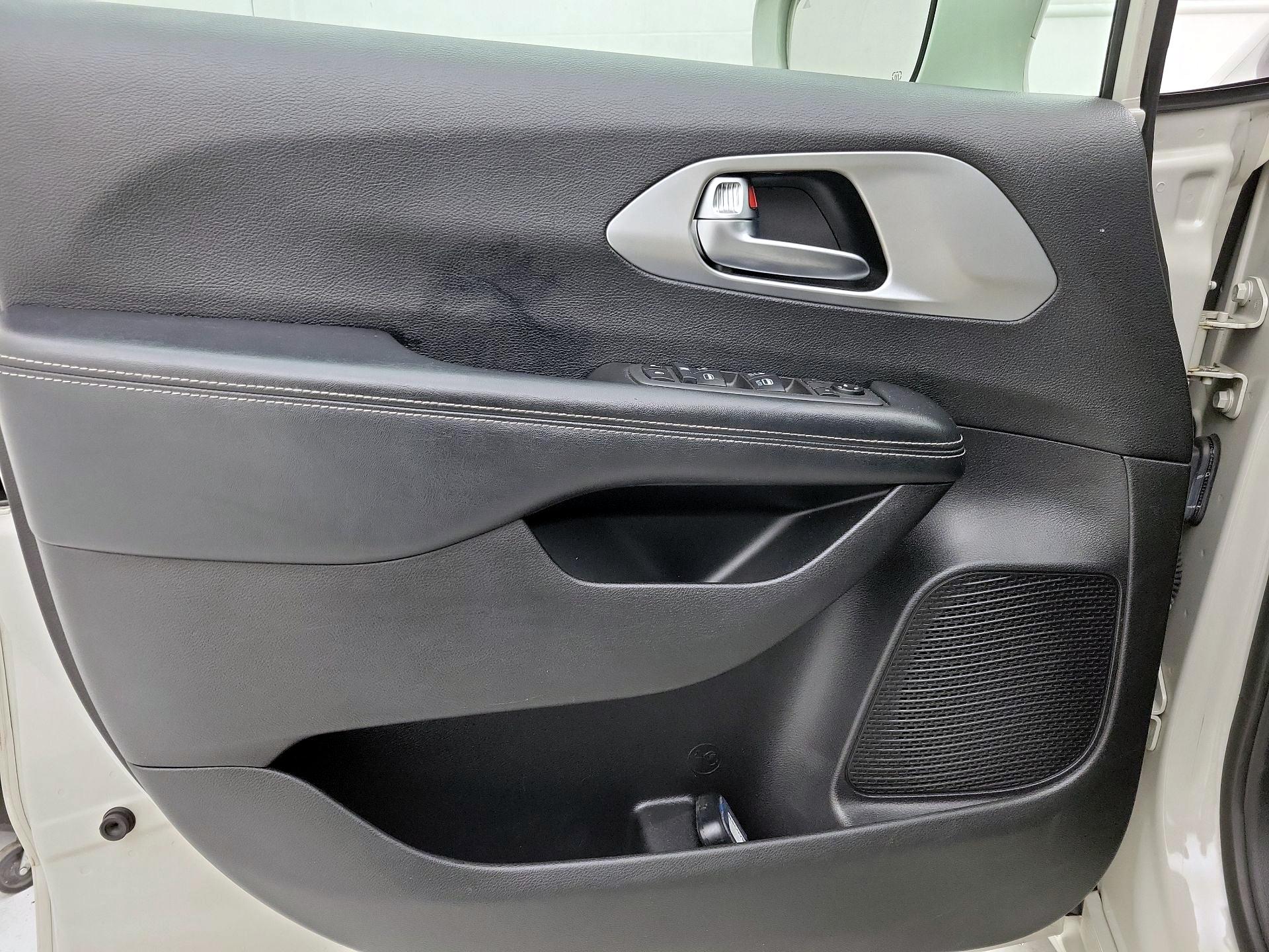 Thumbnail: 2021 Chrysler Pacifica - 12