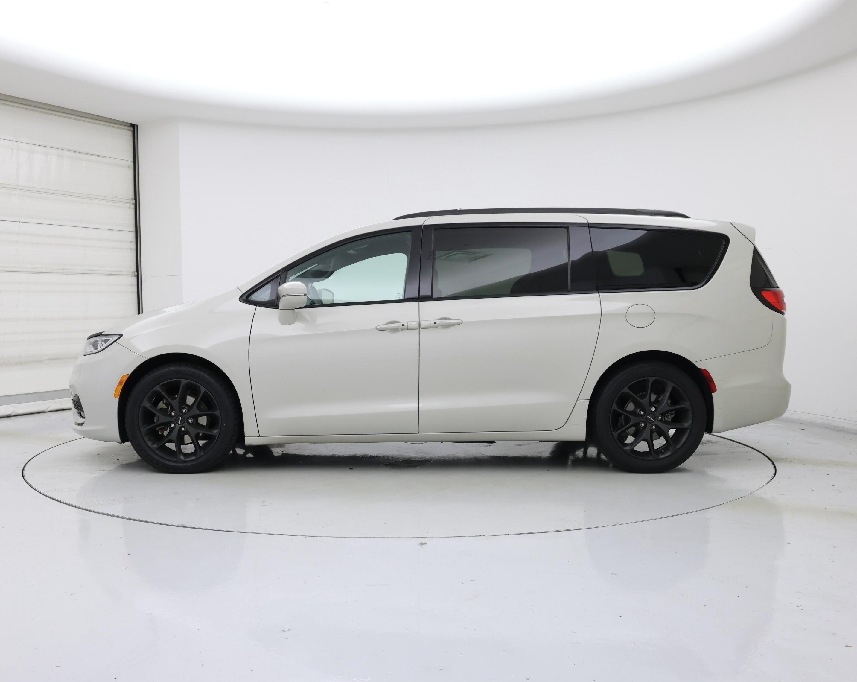 Thumbnail: 2021 Chrysler Pacifica - 3