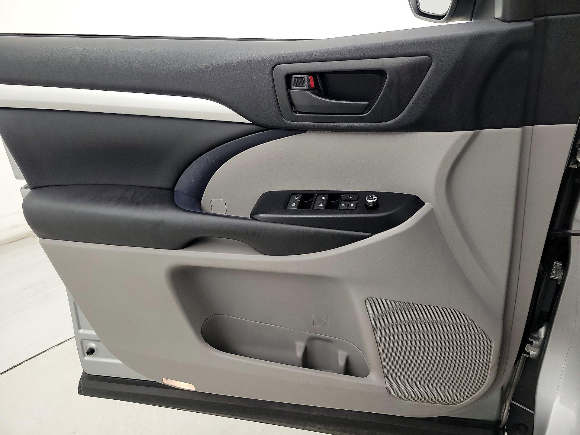 Thumbnail: 2019 Toyota Highlander - 12