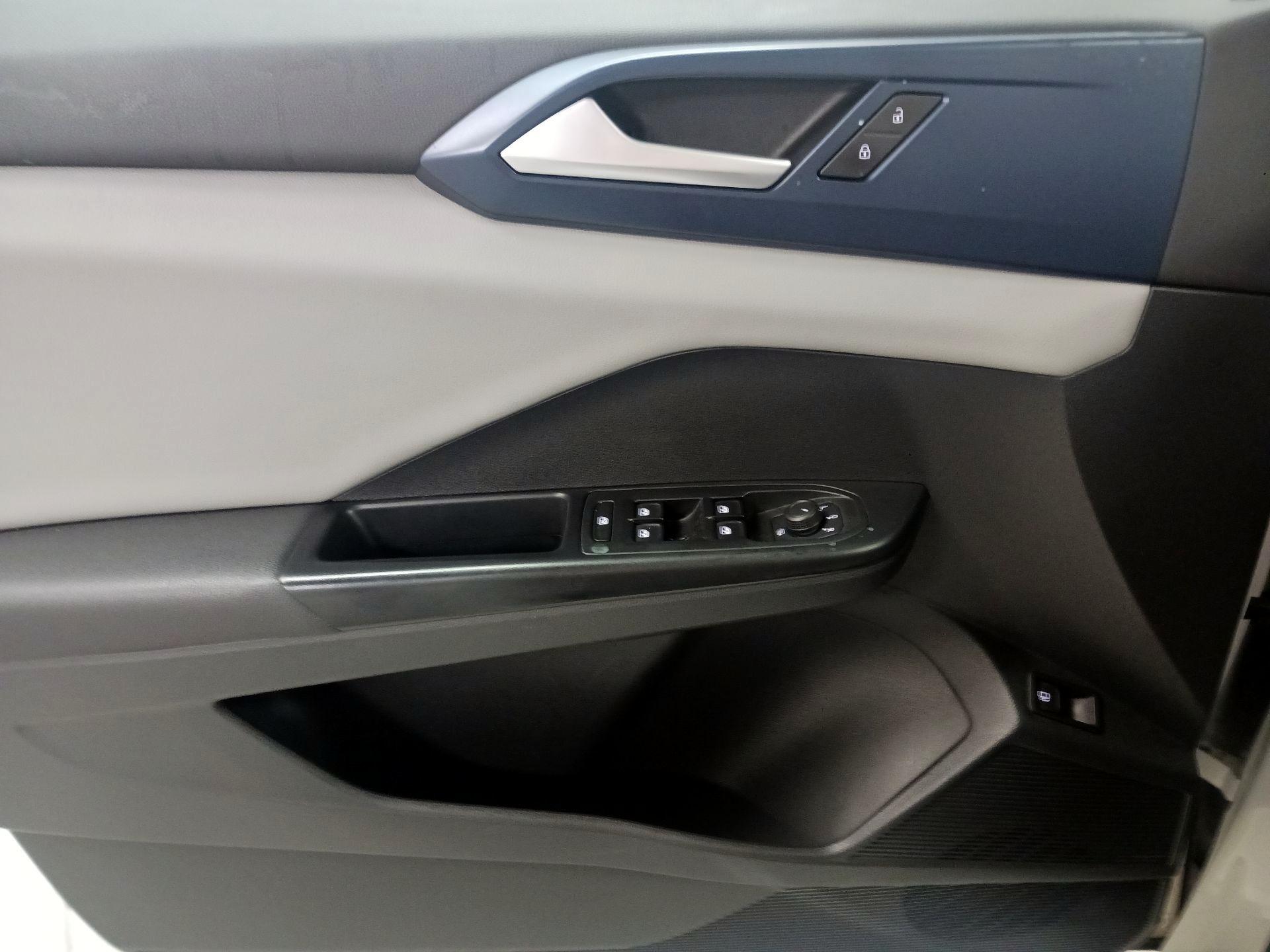 Thumbnail: 2022 Volkswagen Taos - 12