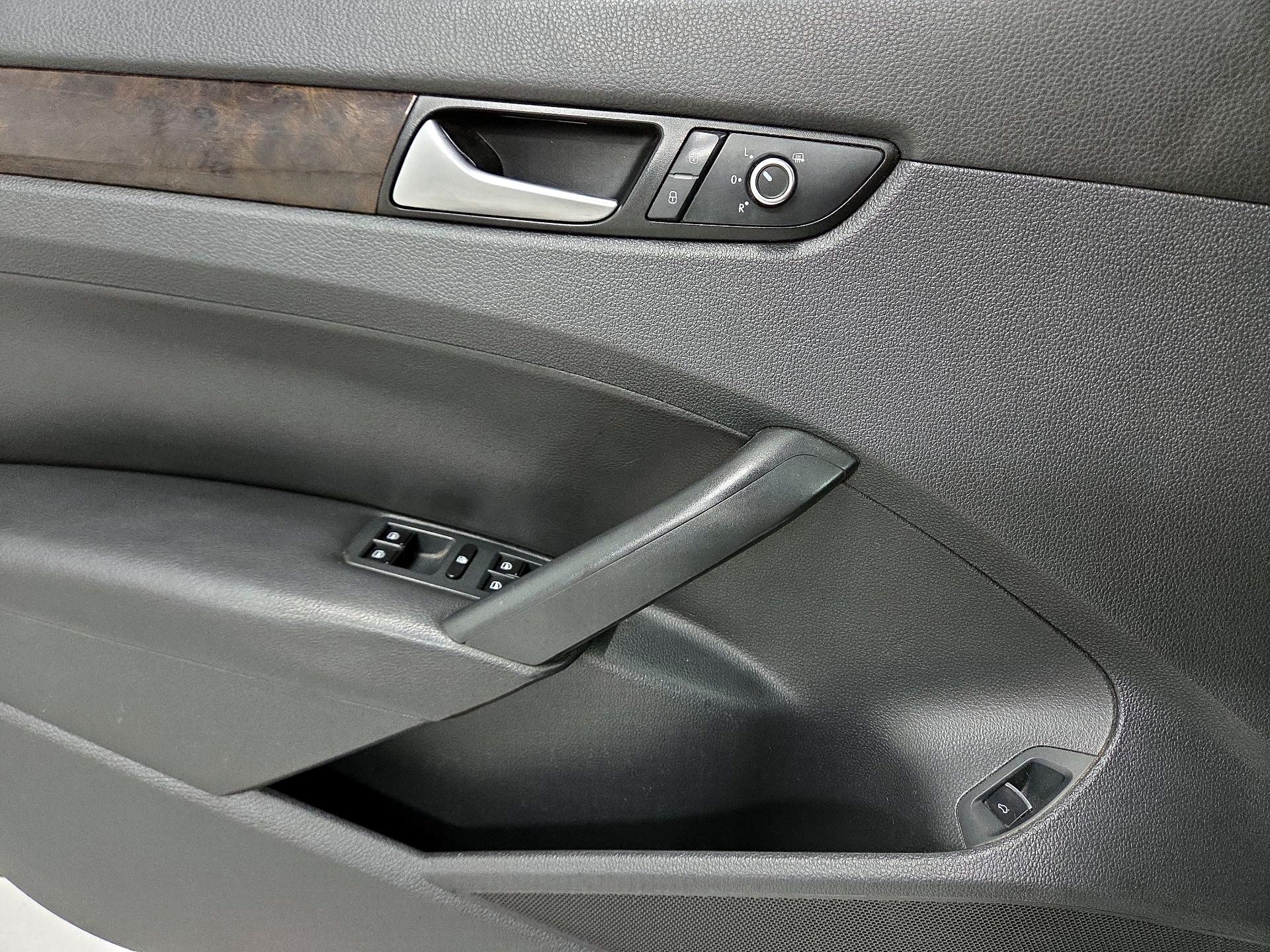 Thumbnail: 2015 Volkswagen Passat - 12