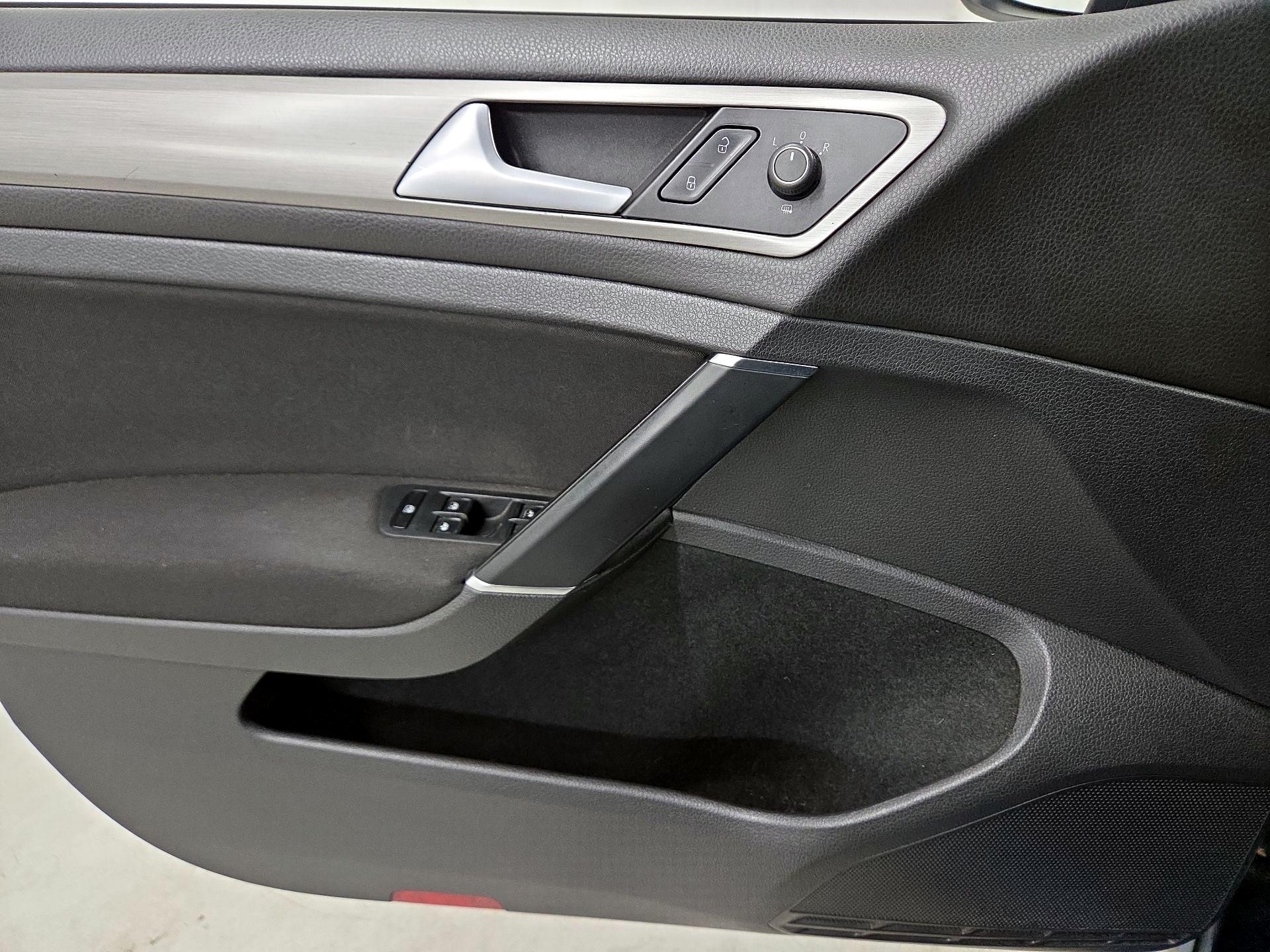 Thumbnail: 2016 Volkswagen Golf - 13