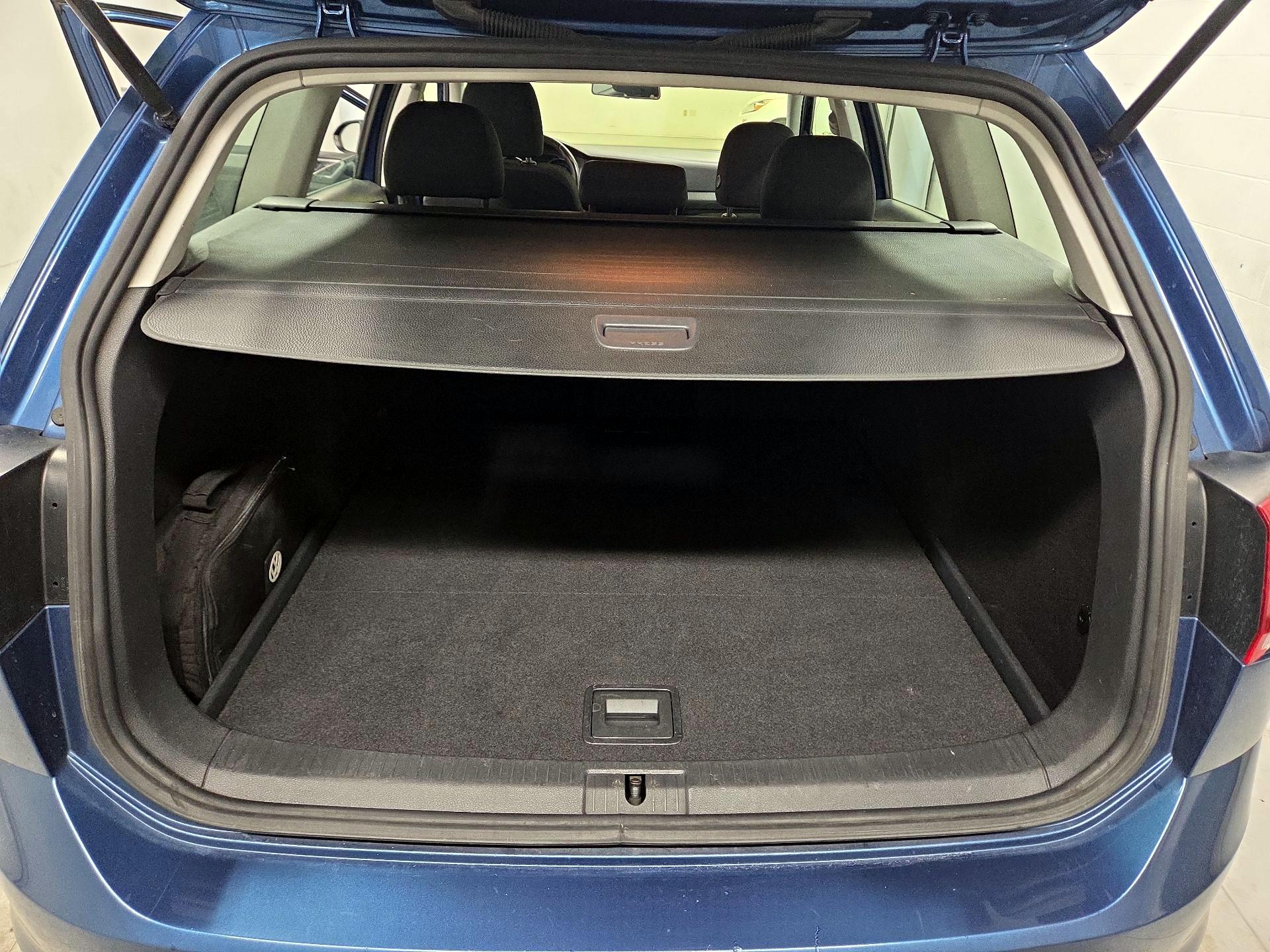 Thumbnail: 2016 Volkswagen Golf - 17