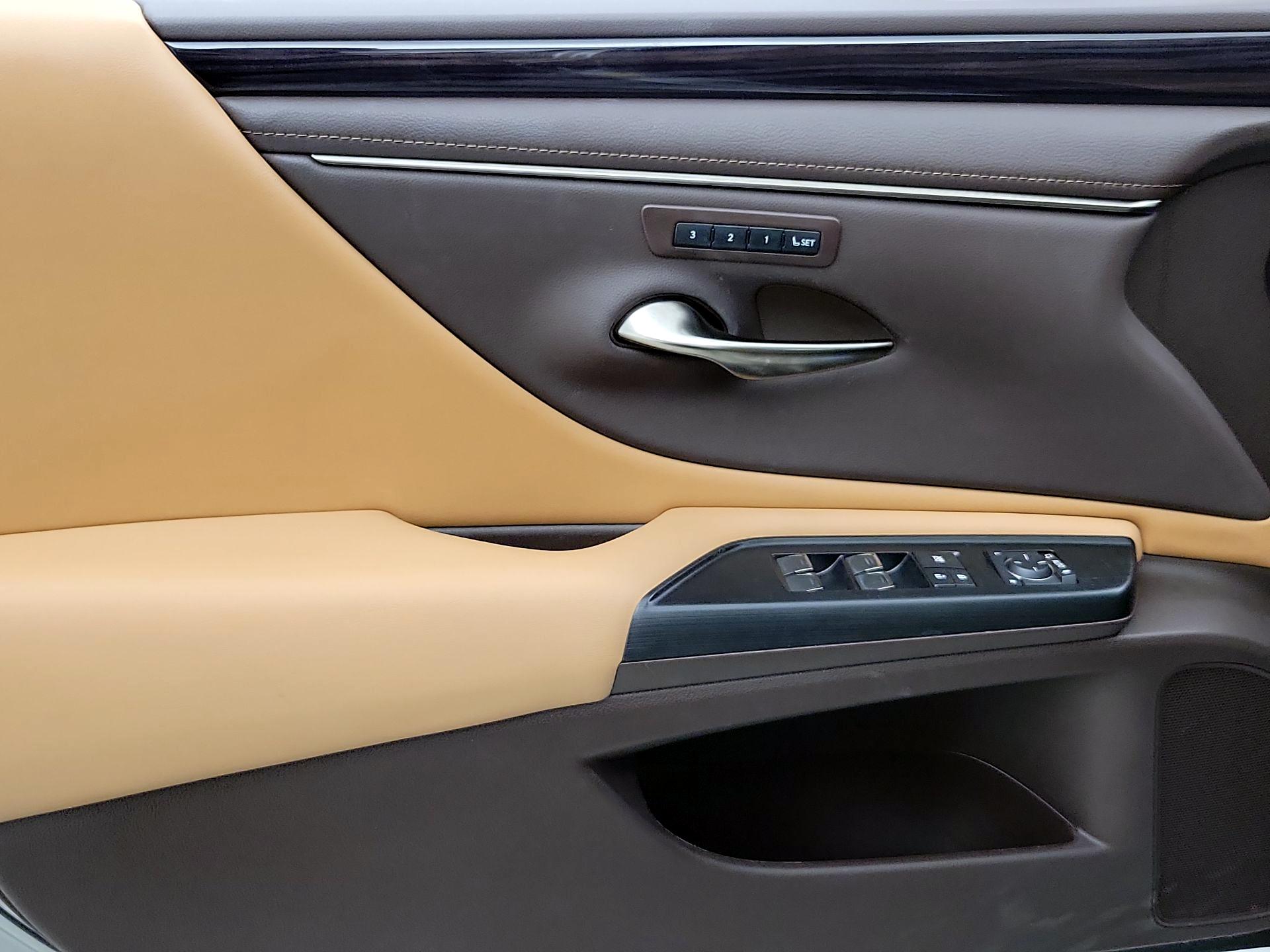 Thumbnail: 2021 Lexus ES - 12